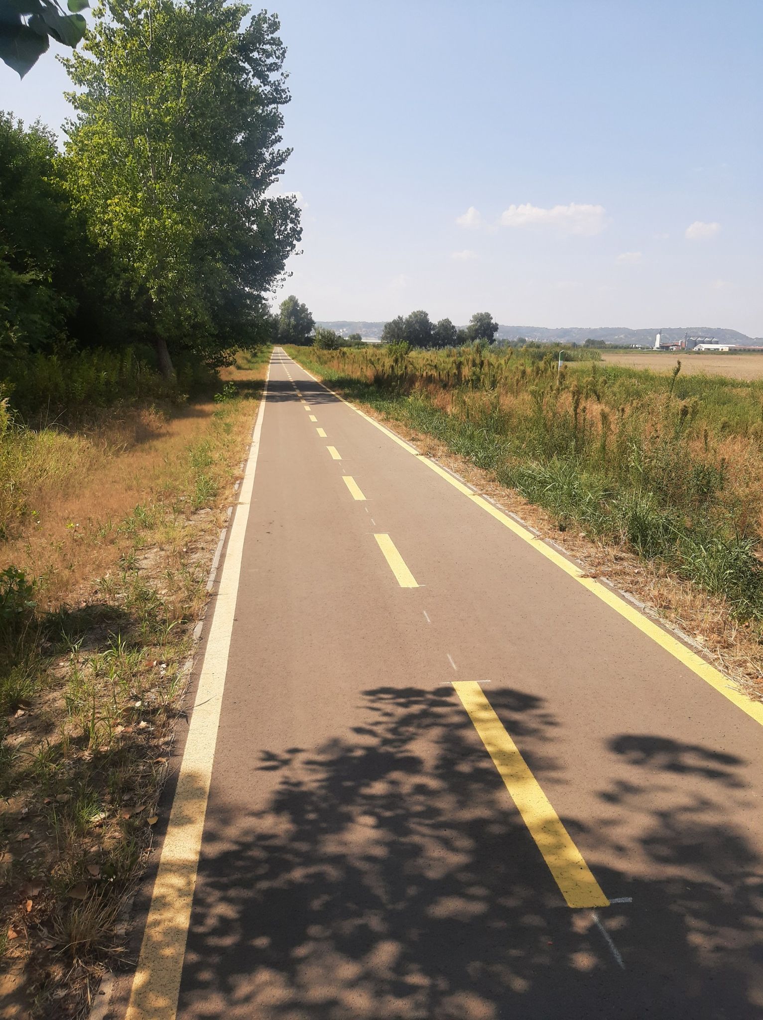 Seit wir den EuroVelo 6 verlassen haben, gibt es gut ausgebaute Fahrradwege