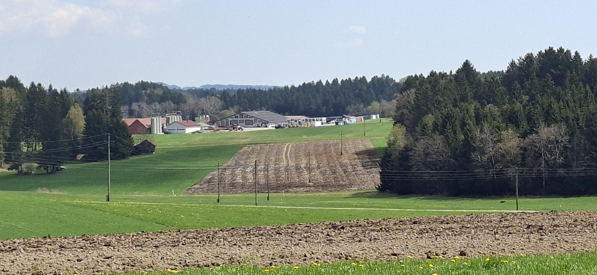 Im Hintergrund Landtechnik Kaufmann