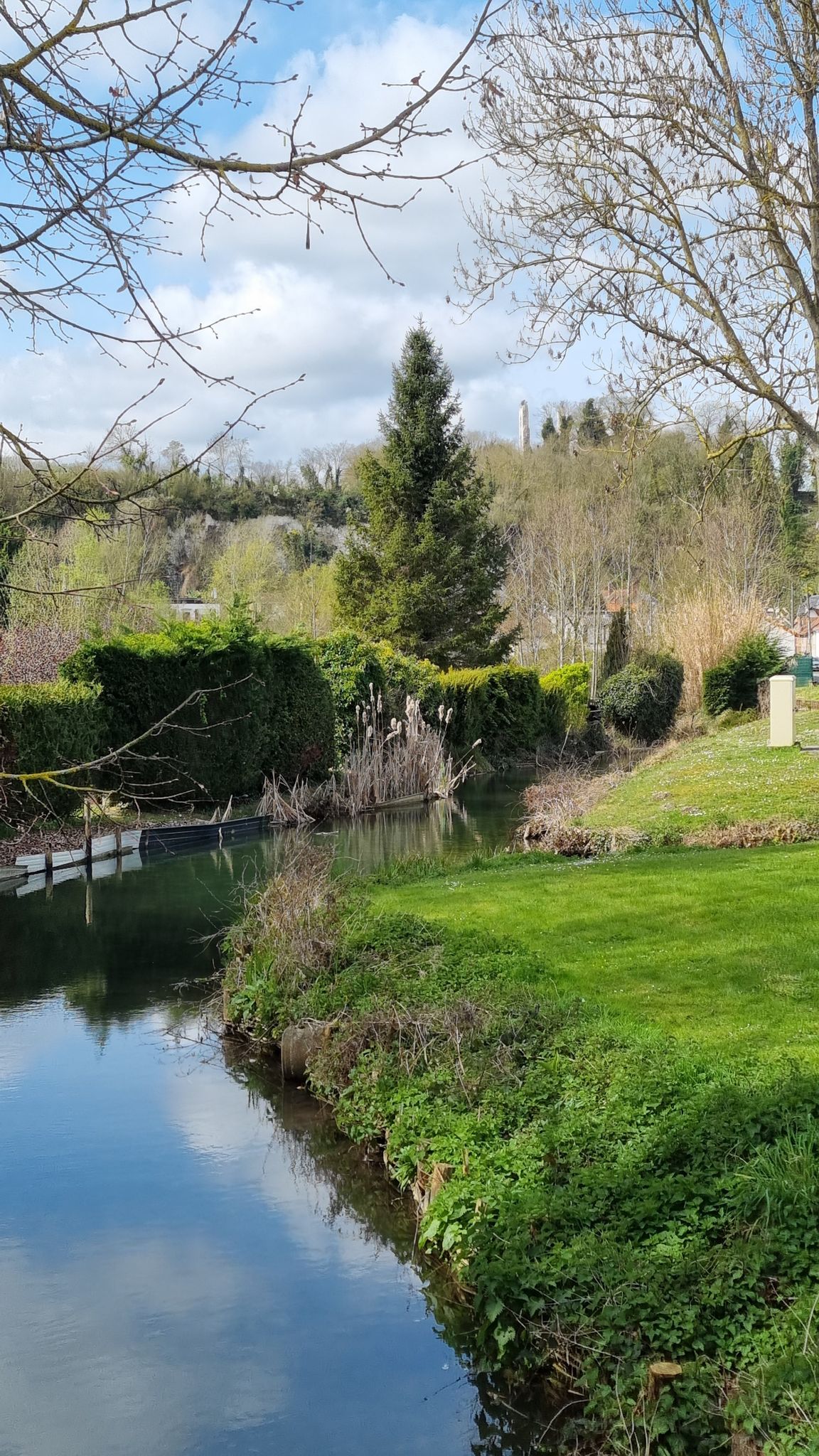 En haut et au dessus des arbres, on aperçoit un pan du château de Boves / High above the trees, a section of Boves Castle can be seen.