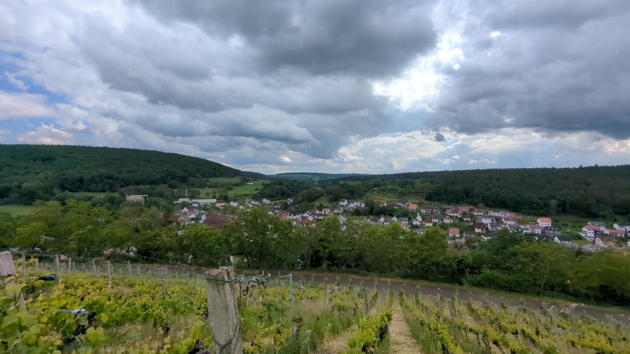Blick auf Schippach, im Hintergrund oben Mechenhard 