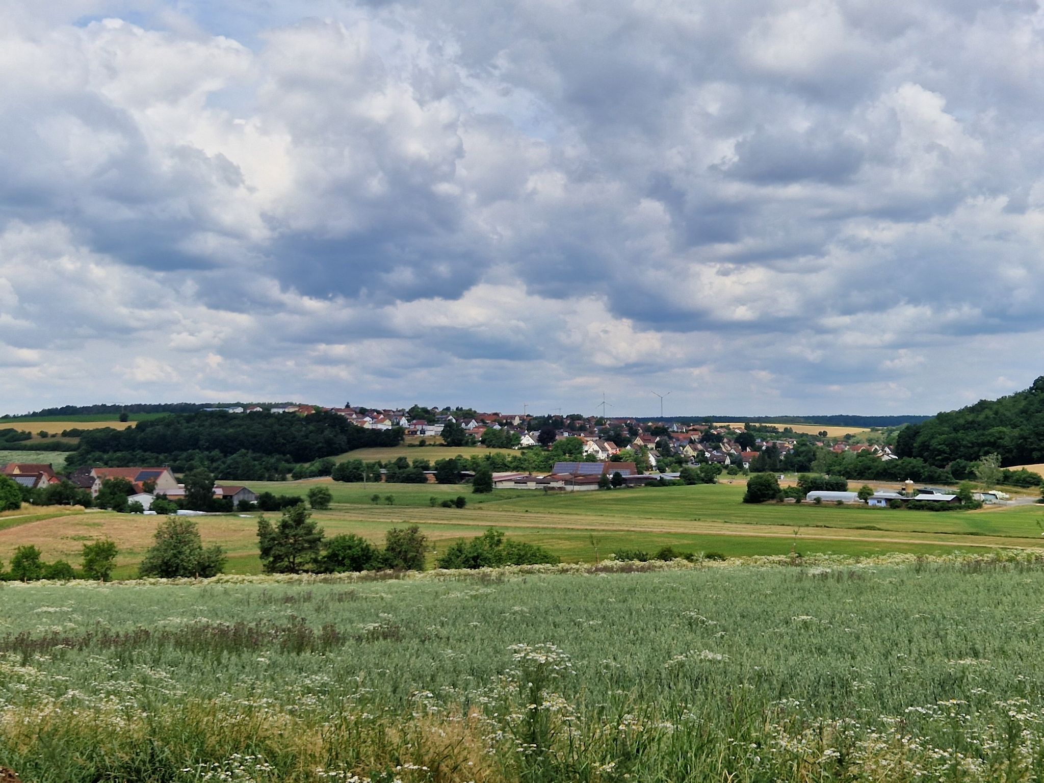 Links liegt Gunzendorf, in der Mitte sehen wir Stadelhof und im Hintergrund Wilhelmsdorf.