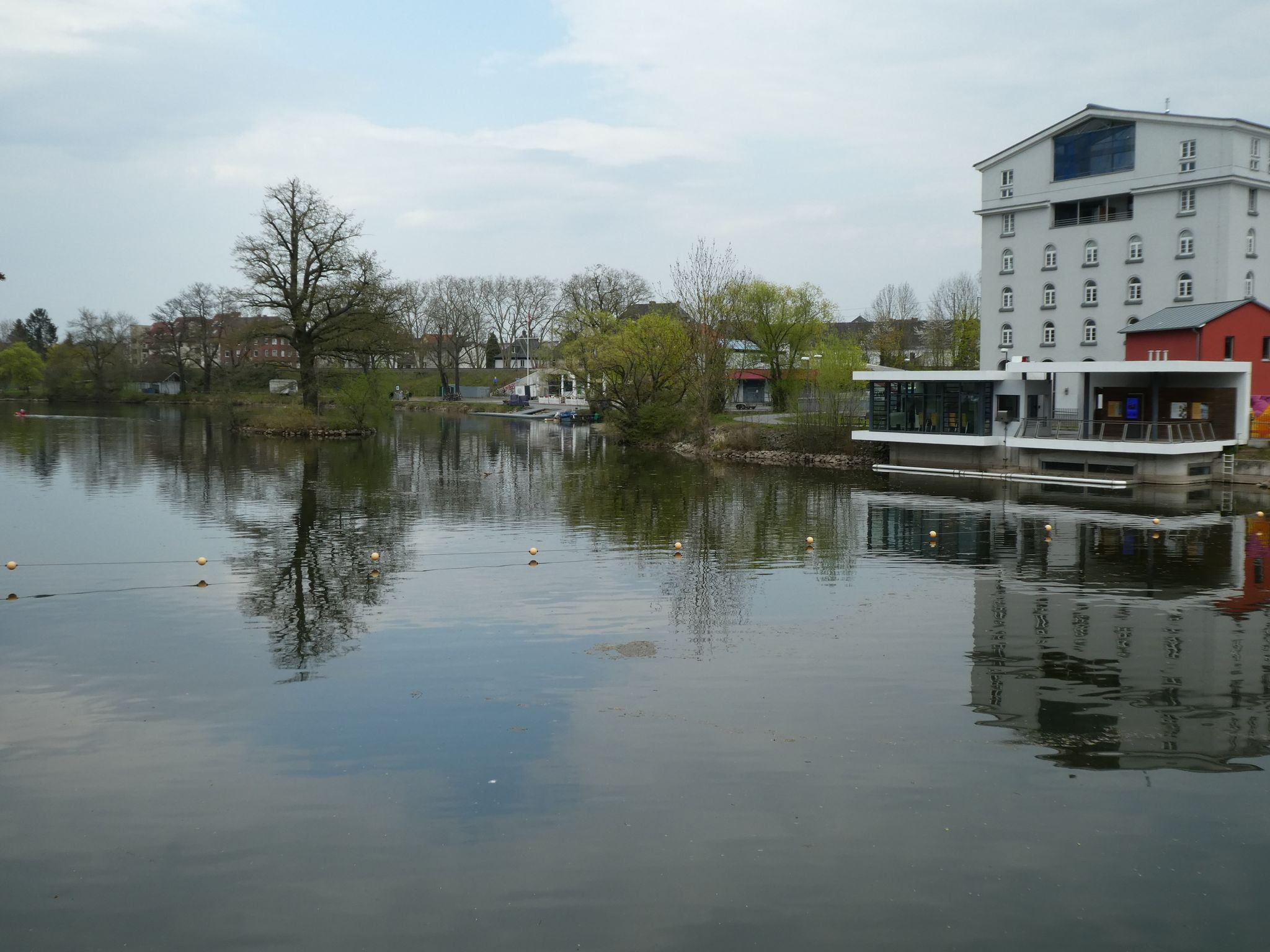 das Ziel liegt an der Lahn (rundum alle Biergärten geschlossen)