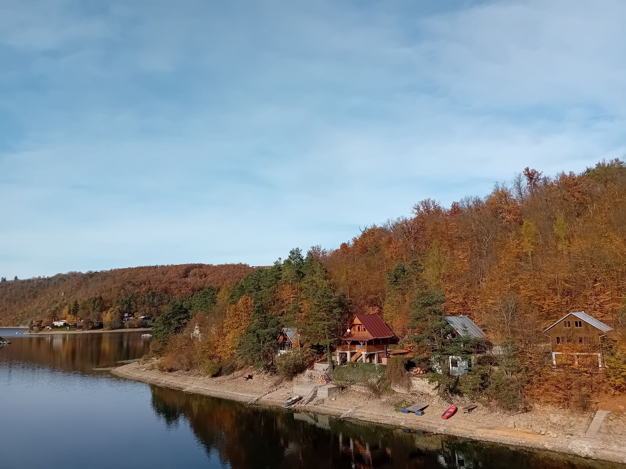 Ferienhäuser nahe der Brücke von Bitov