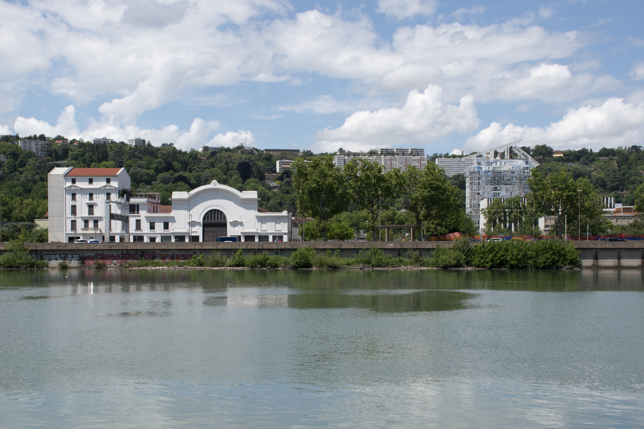 Halle Girard au bord du Rhône dans le quartier Confluence