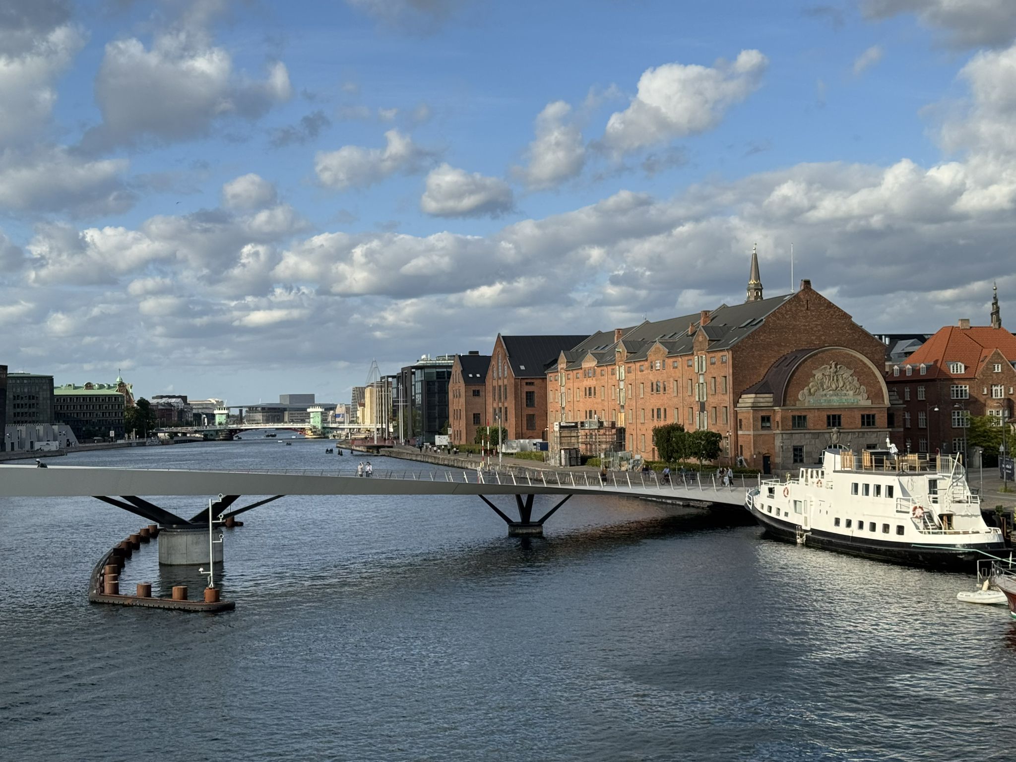 Blick auf Fahrradbrücke (Lille Langebro) von der großen Brücke Langebro…