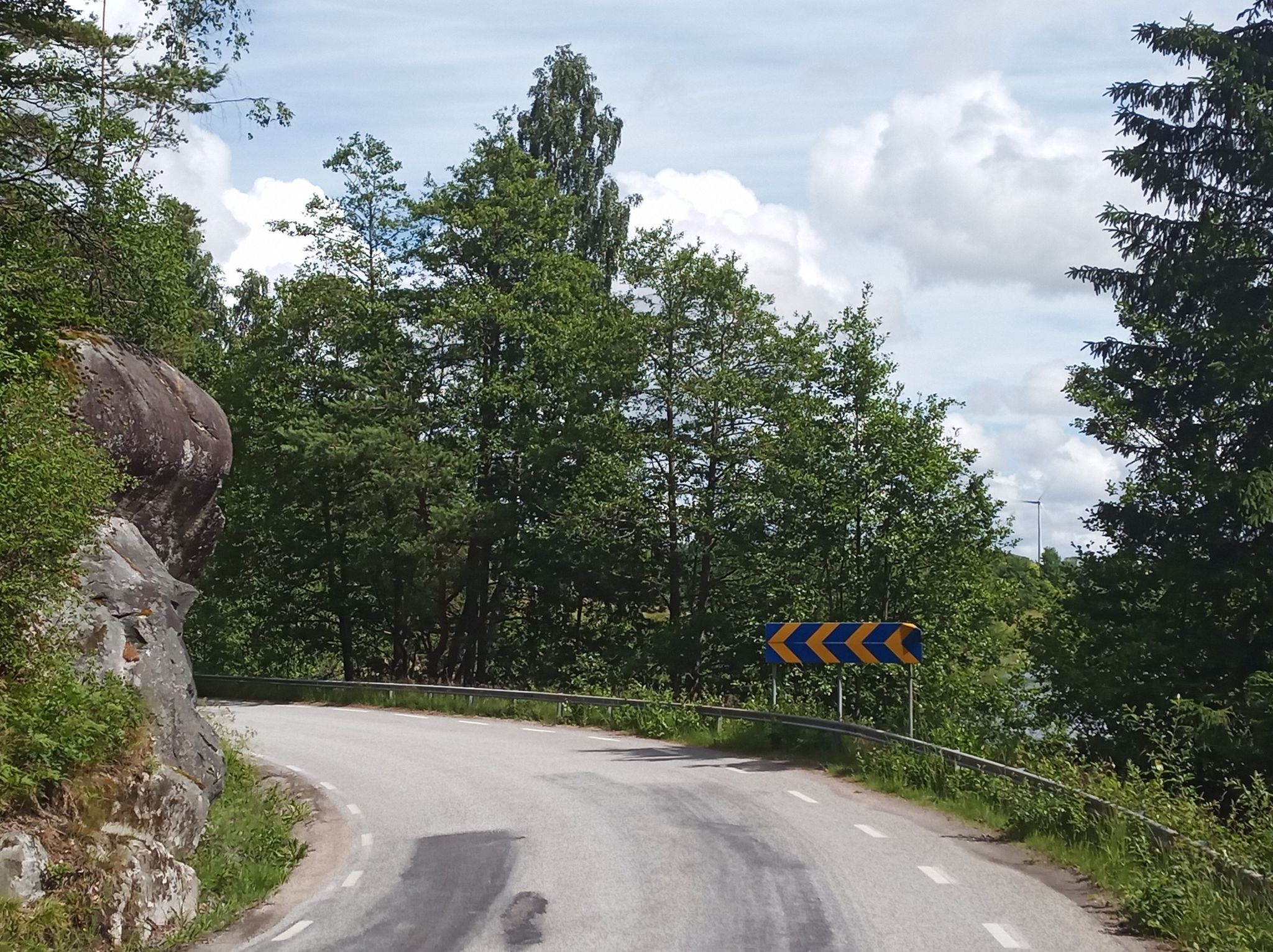 Leittafeln in Landesfarben...