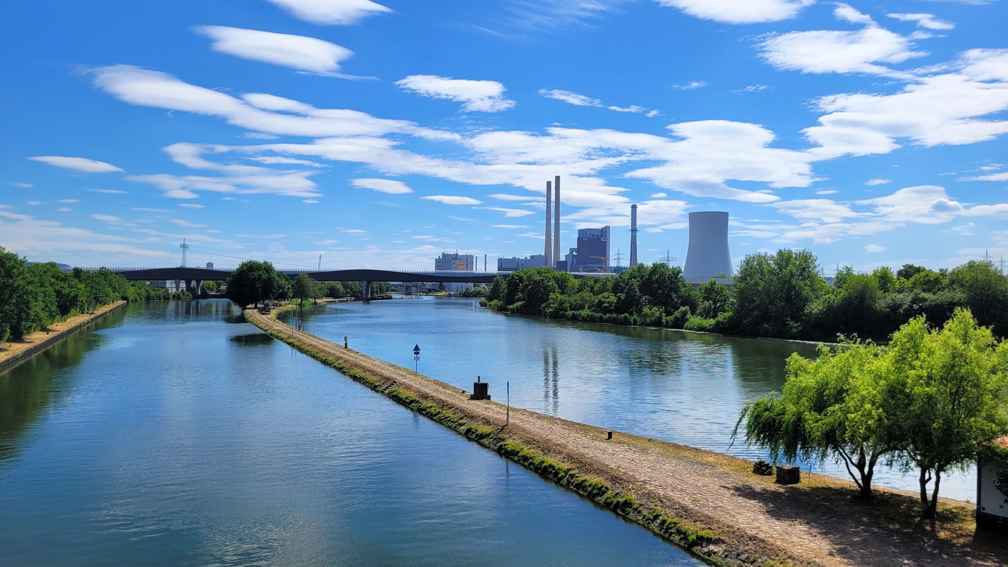 Blick von der Wehrbrücke auf Neckar und Kraftwerk