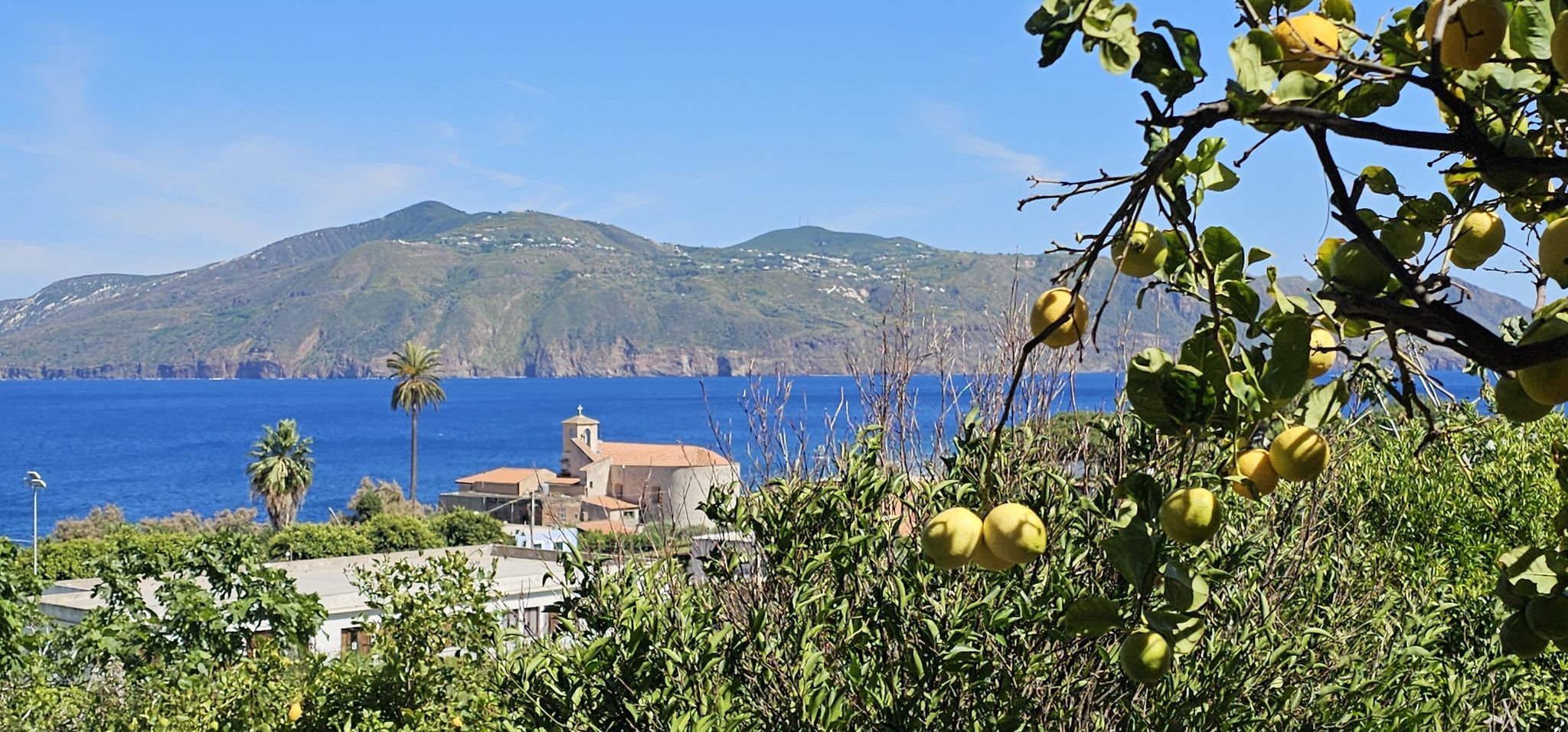 Blick auf Lipari und Santa Marina auf Salina