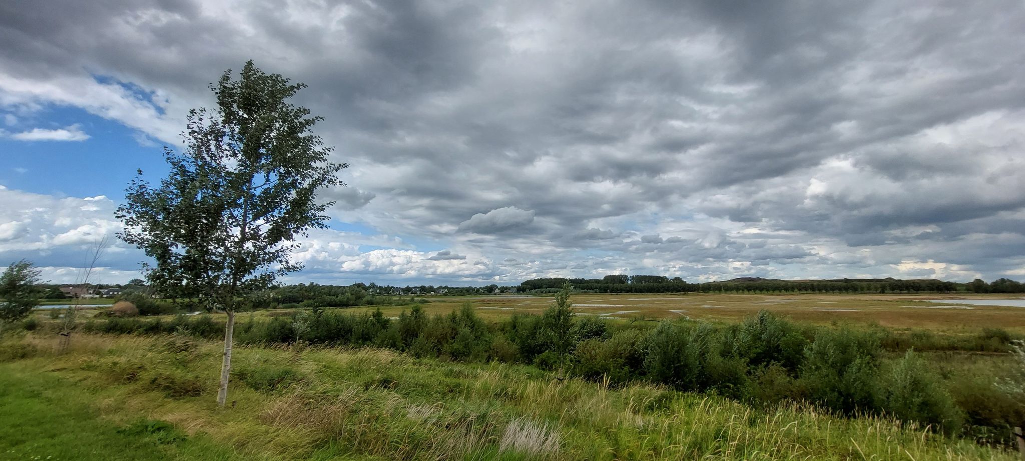 Beuningen links in de verte; rechts, bijna geheel buiten de foto, de zandafgraving