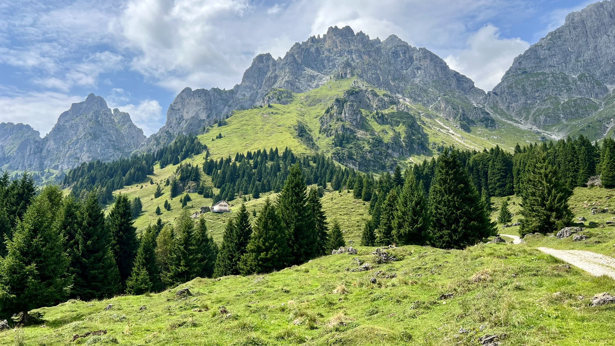 Blick auf Rifugio Malga Cavallero