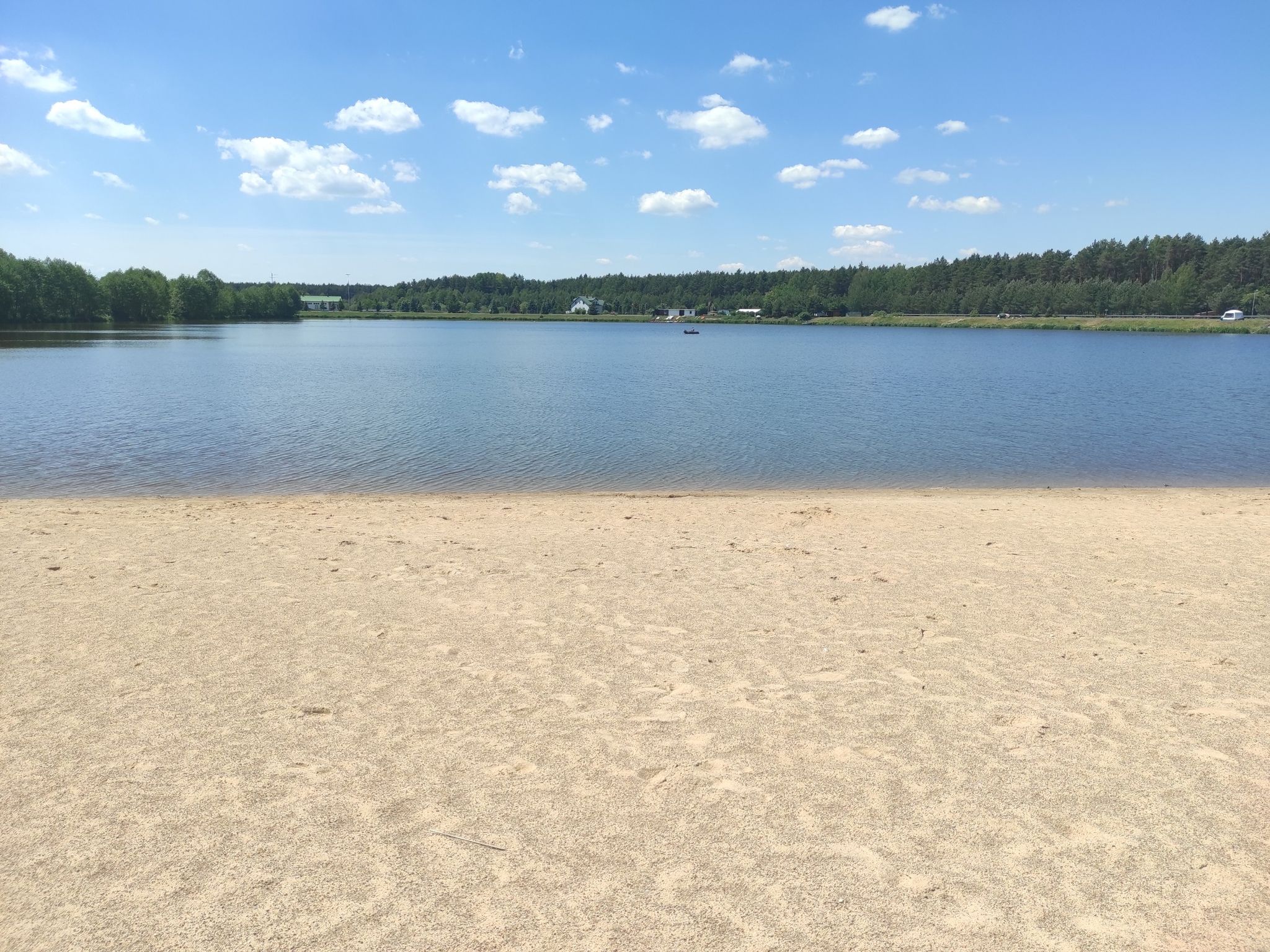 Plaża nad jeziorkiem