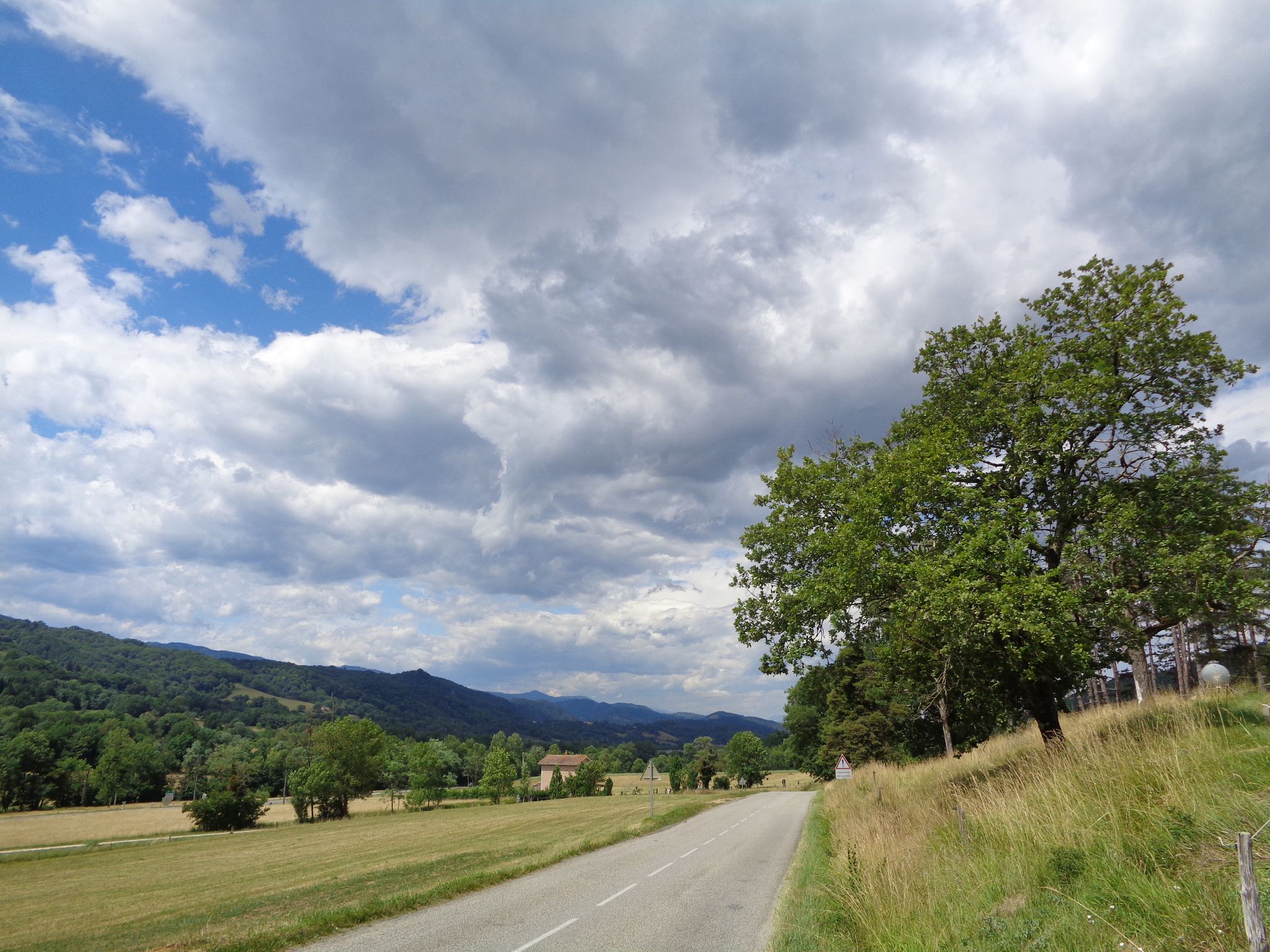 Overlooking the junction towards the D117, in the direction of Bastide-de-Sérou. Busy, but a quick connection towards Le Mas d'Azil.