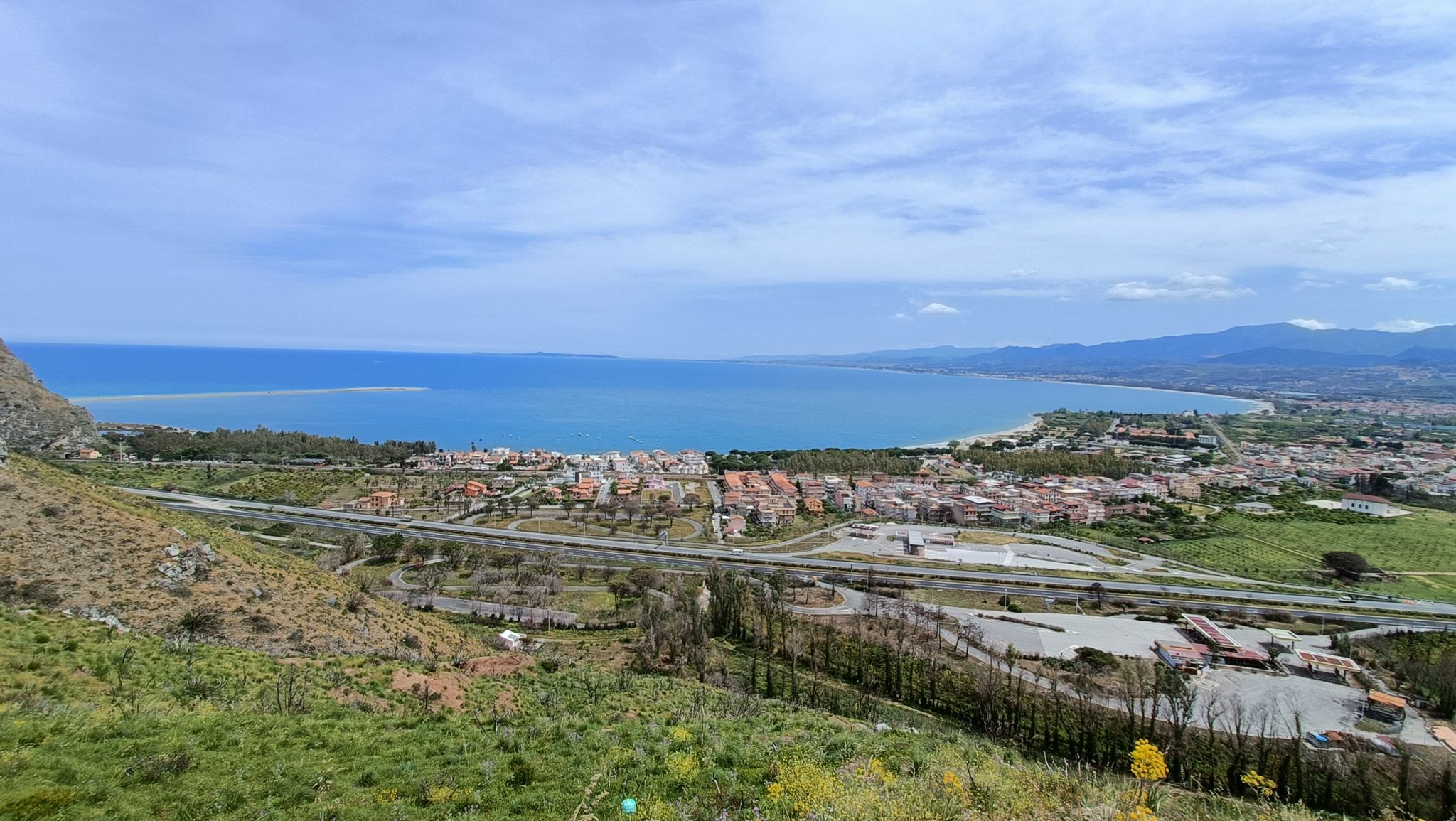 Salendo verso il santuario di Tindari, vista sul golfo.