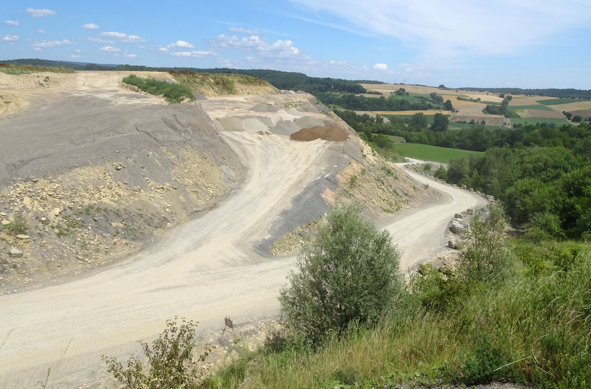 Auffahrt im Steinbruch Mauer