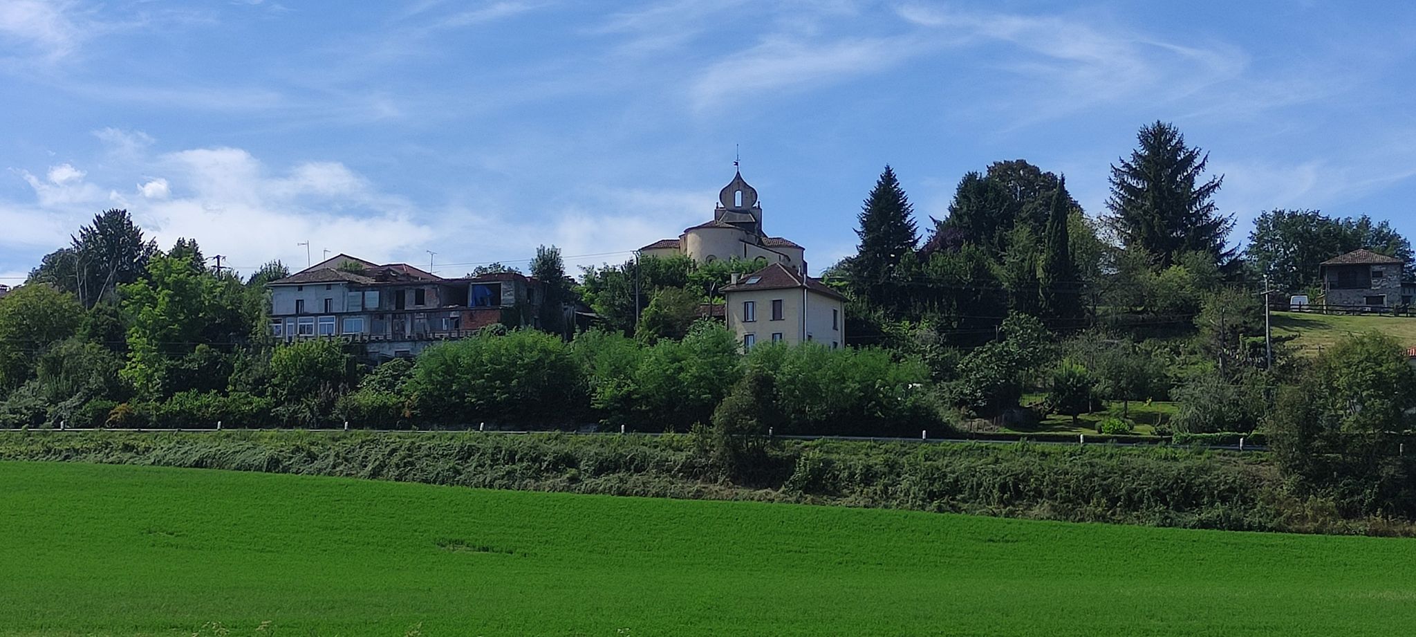 Eglise de His avec son clocher caractéristique