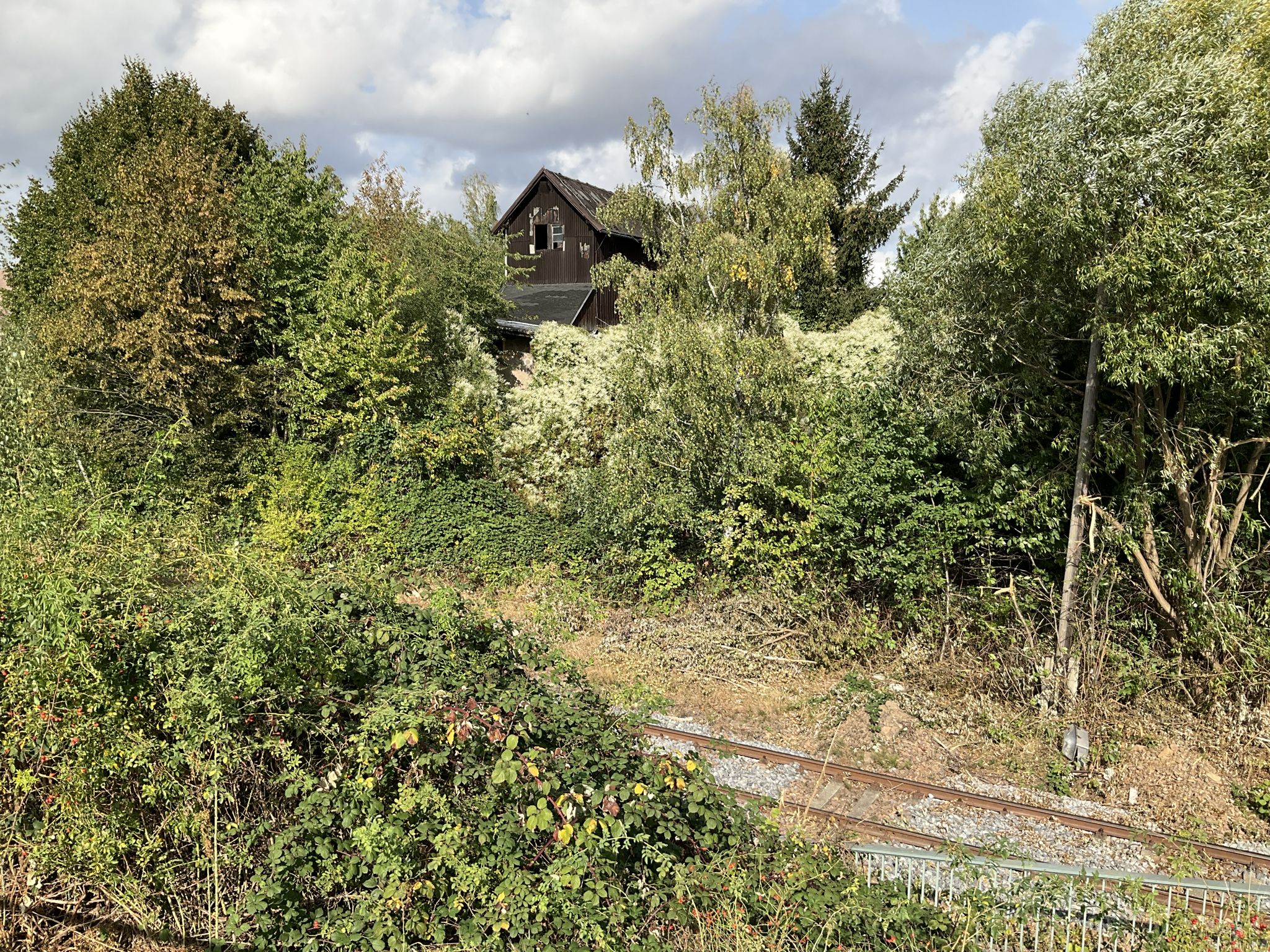 Blick auf ein Bahngebäude der Schmalspur