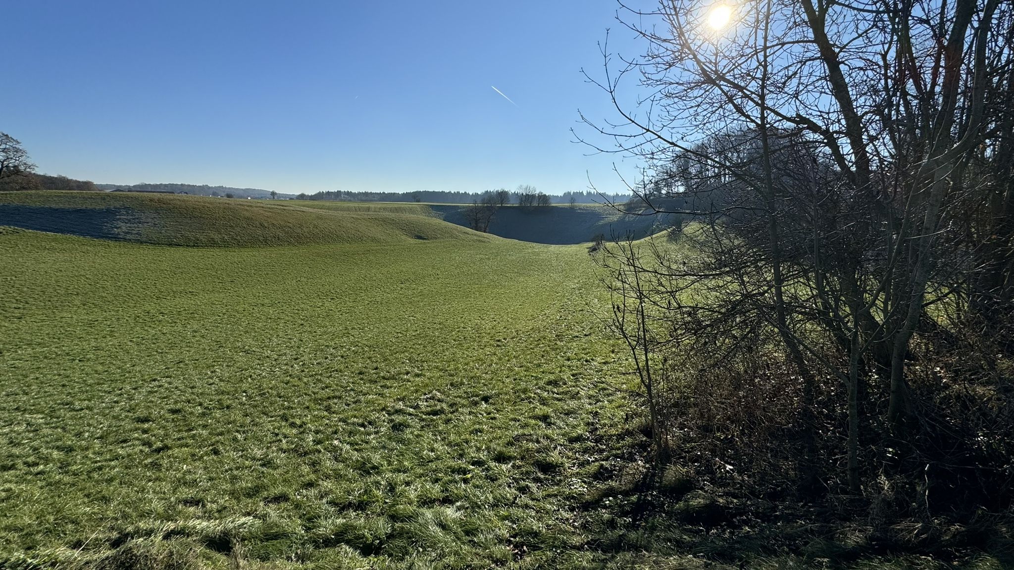 blauer Himmel am Toteisloch bei Grafrath