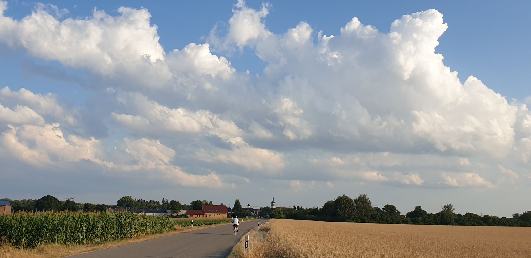Ellgau hat eine Kirche mit 2 Kirchtürmen
