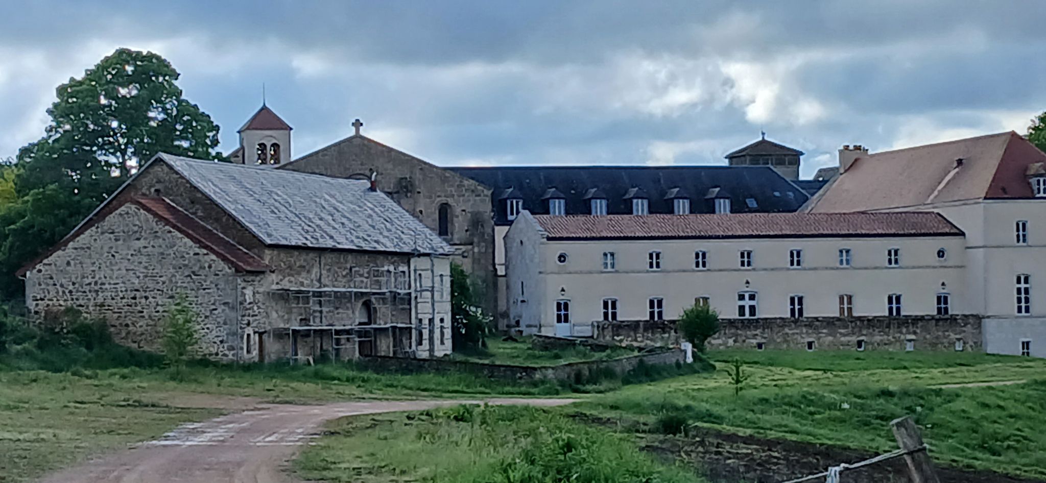 On arrive à l'Abbaye de Bellaigue 63