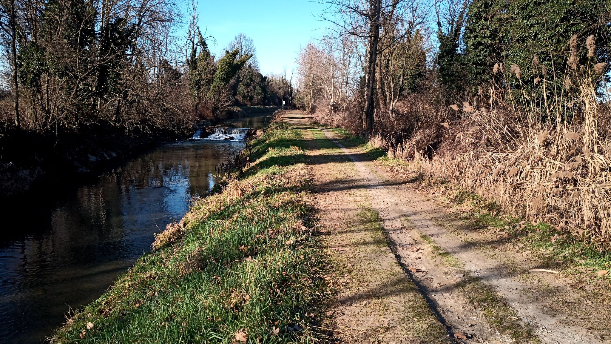 Lungo la ciclabile del Naviglio Civico