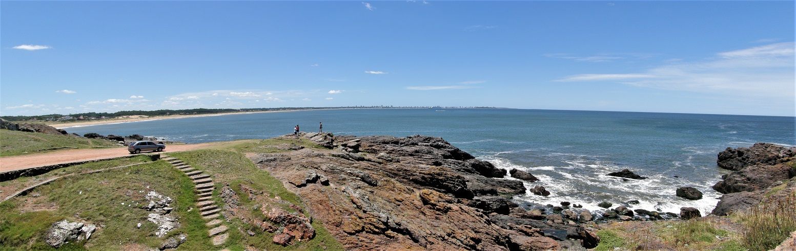 Von den Felsen am Mirador Punta Ballena hat man einen schönen Fernblick auf den Rio de la Plata