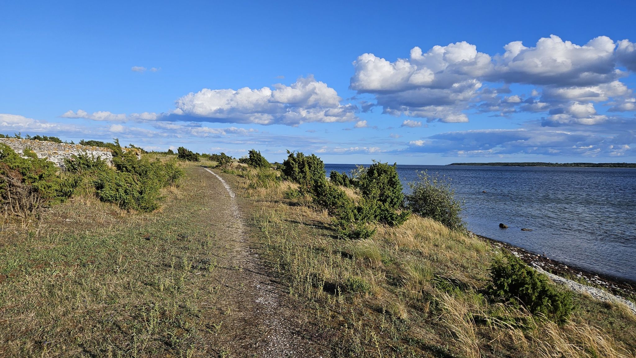Schmaler steiniger Weg in Ufernähe