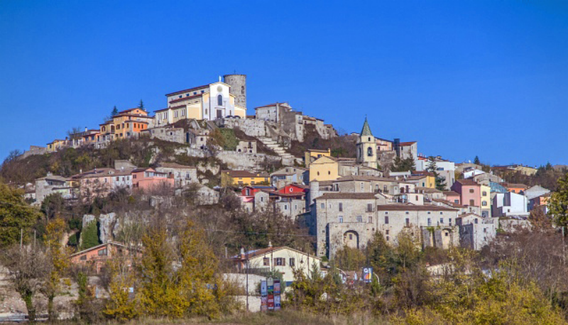 Borgo provenzale a 700m. Offre la Torre Provenzale, vicoli medievali, il Museo dell'Orologio e il famoso Torrone Baci di San Marco.