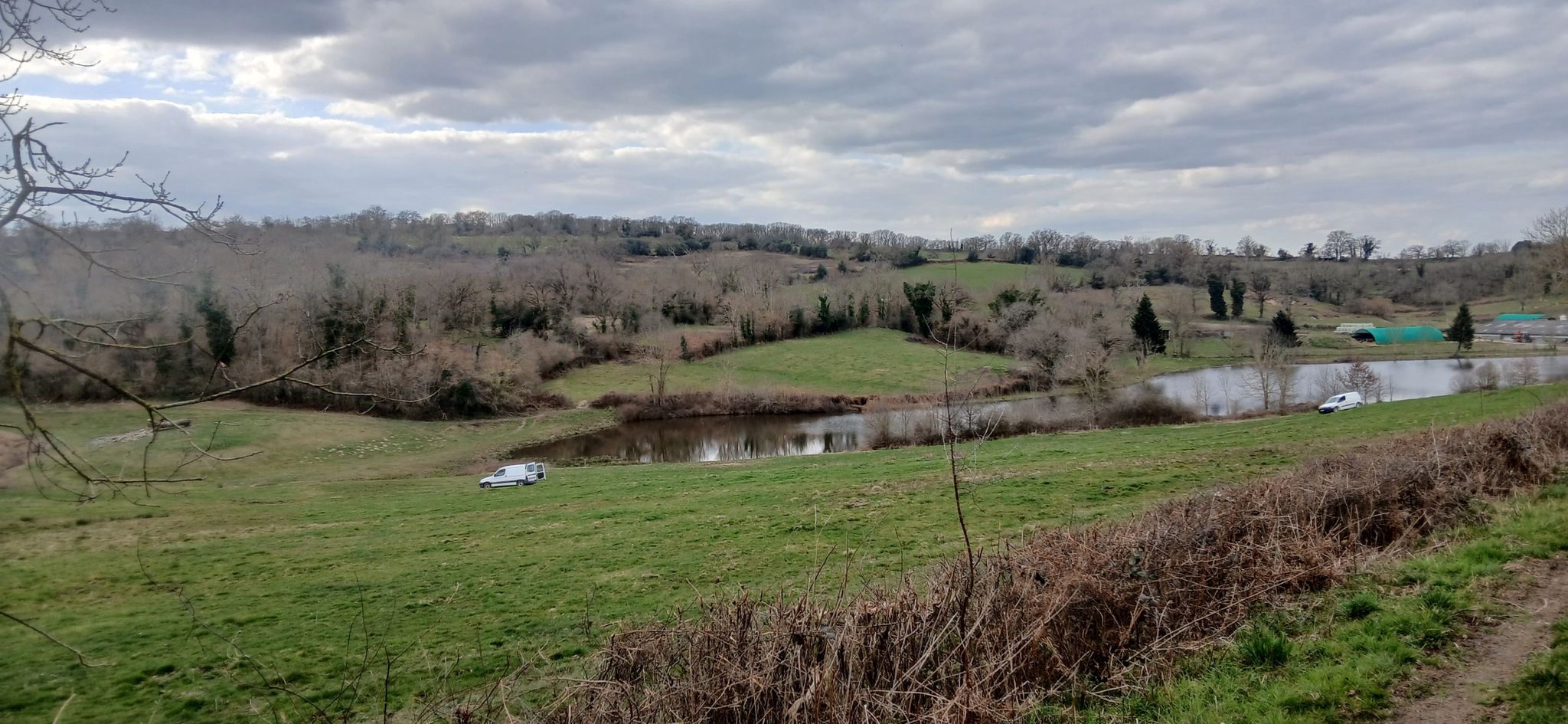 Vue de l'étang en arrivant à Pressat.