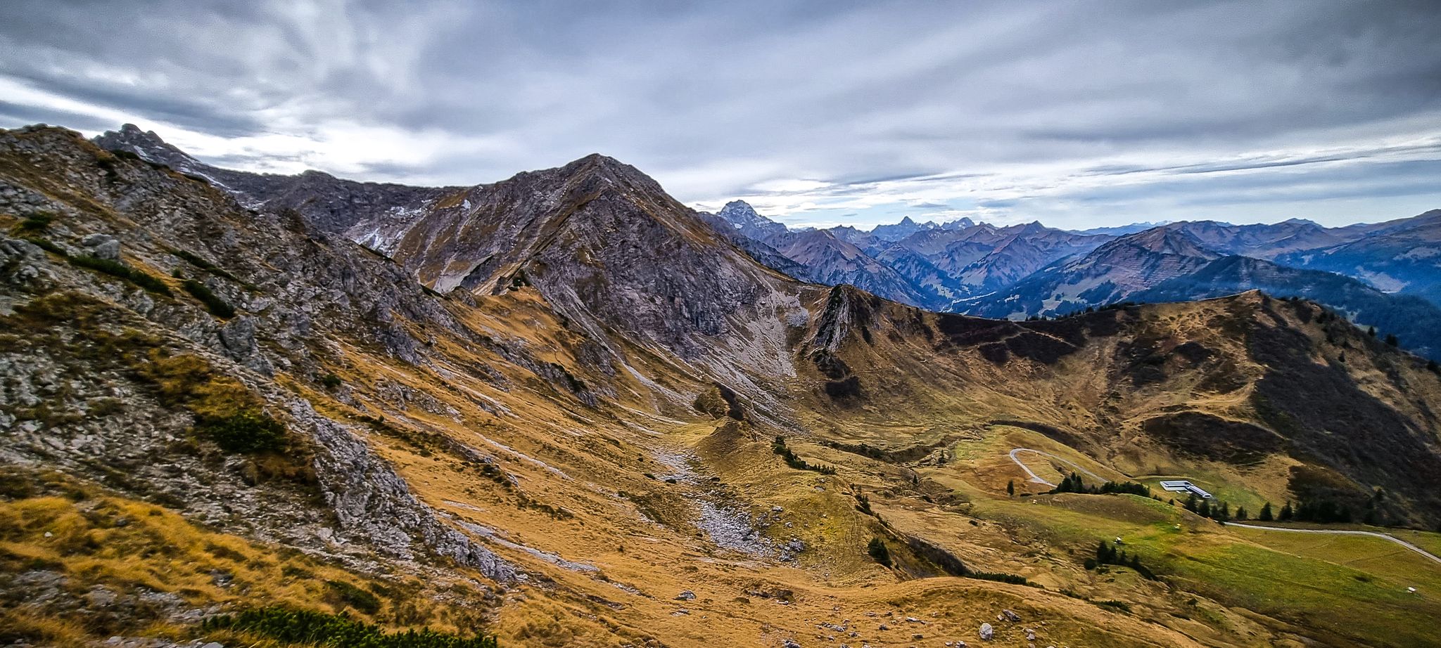 Der Blick nach rechts zum Kessel durch den wir gerade hochgeradelt sind. Dahinter die Kuhgehrenspitze