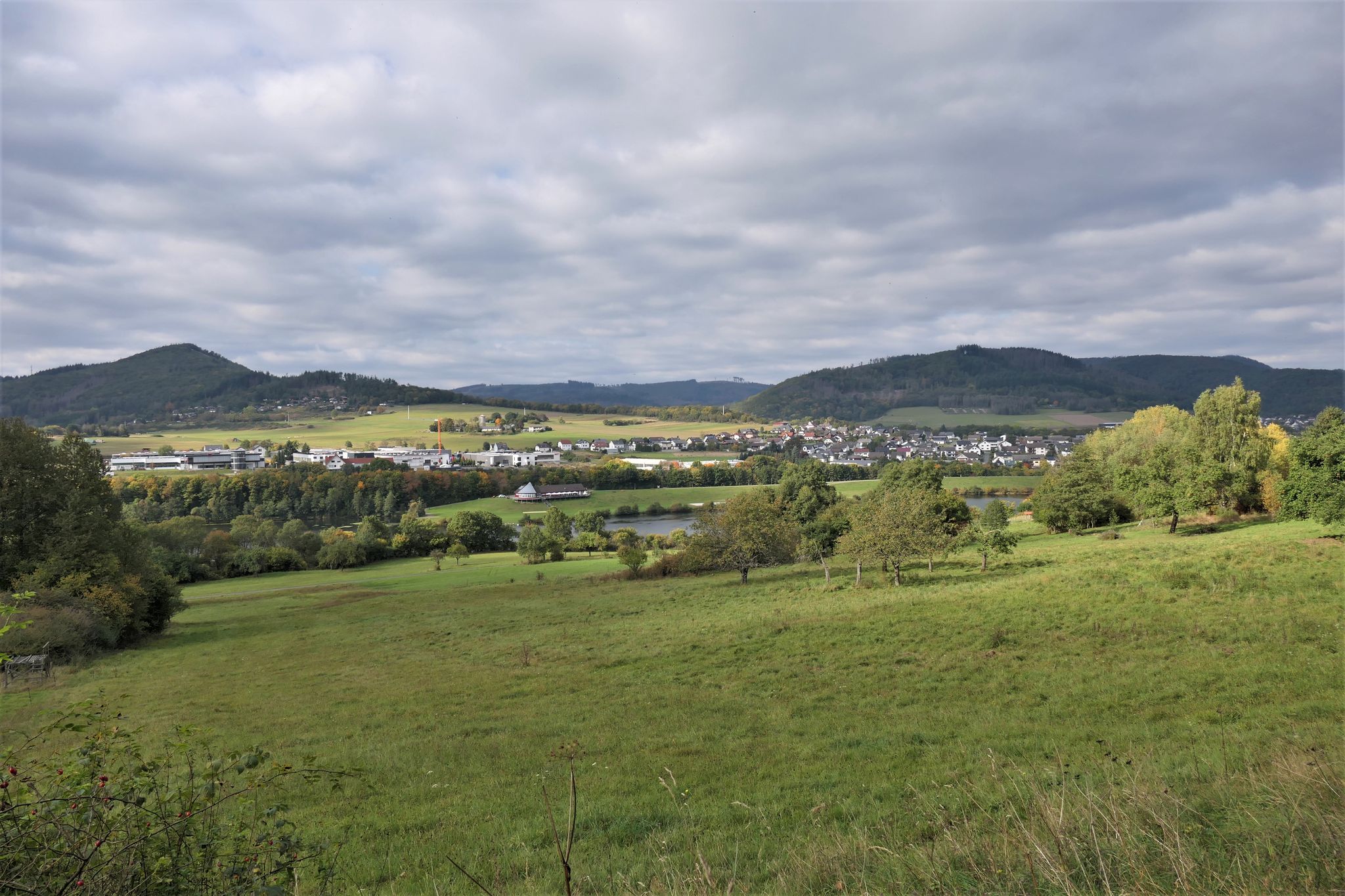 Nochmal der See mit Breidenstein und links das Wochenendgebiet, dahinter der Entenberg.