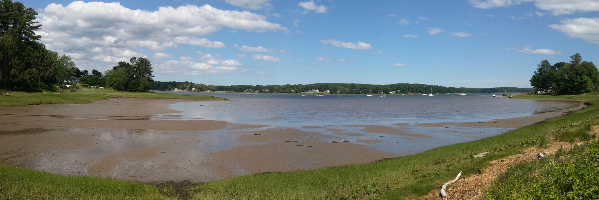 Sunny panoramic view of a wide bay with mudflats and distant boats. - Bayside and Portsmouth loop