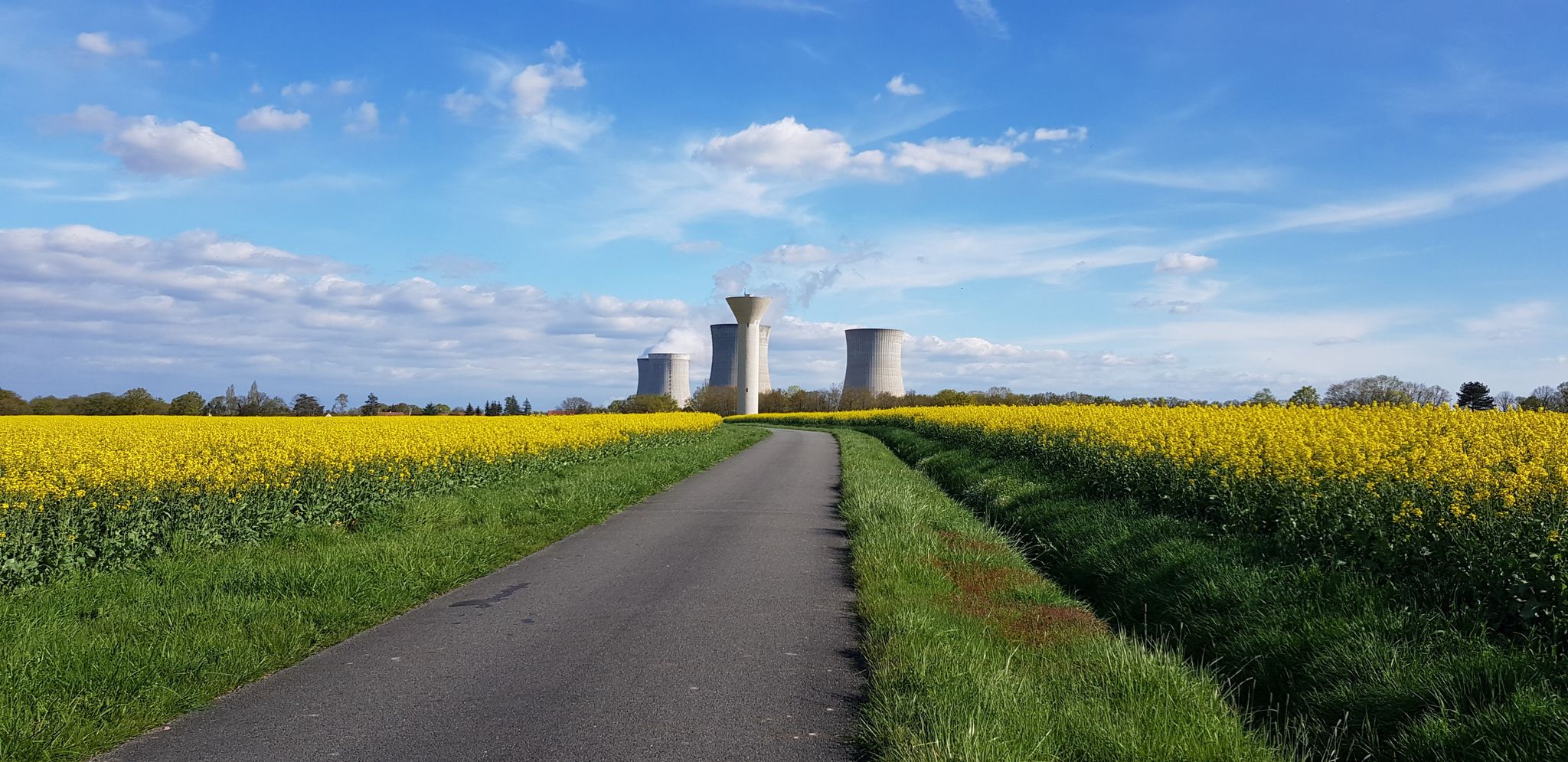 la centrale et le château d'eau de Dampierre-en-Burly dans les colza