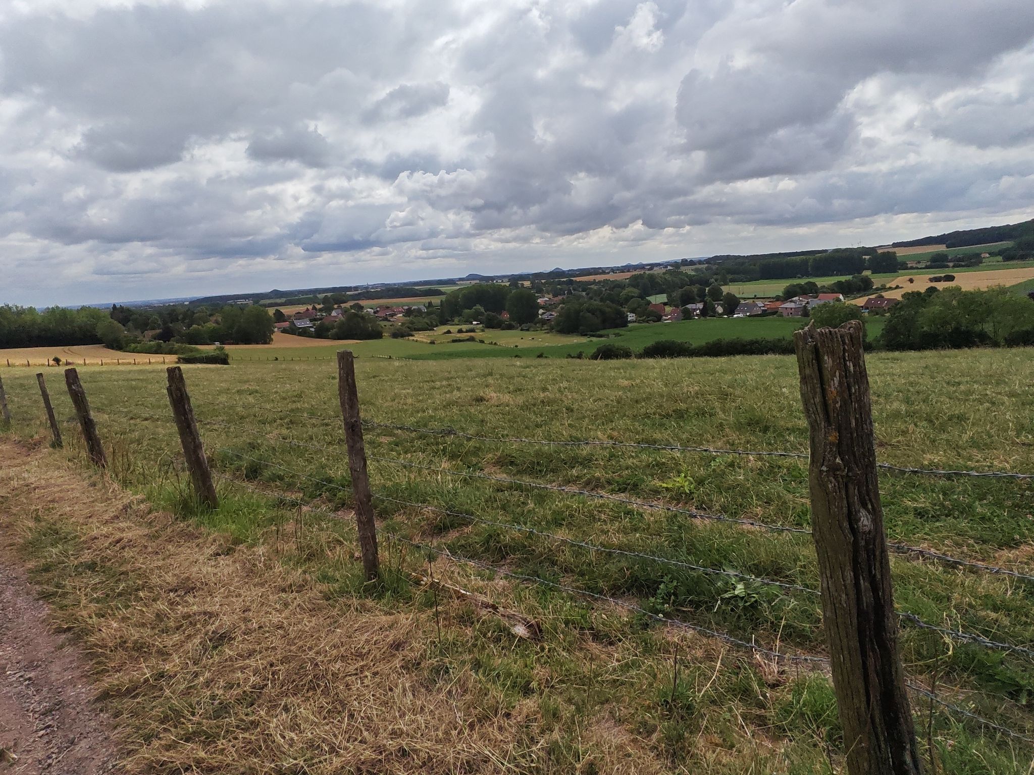vue panoramique, tout au fond les terrils