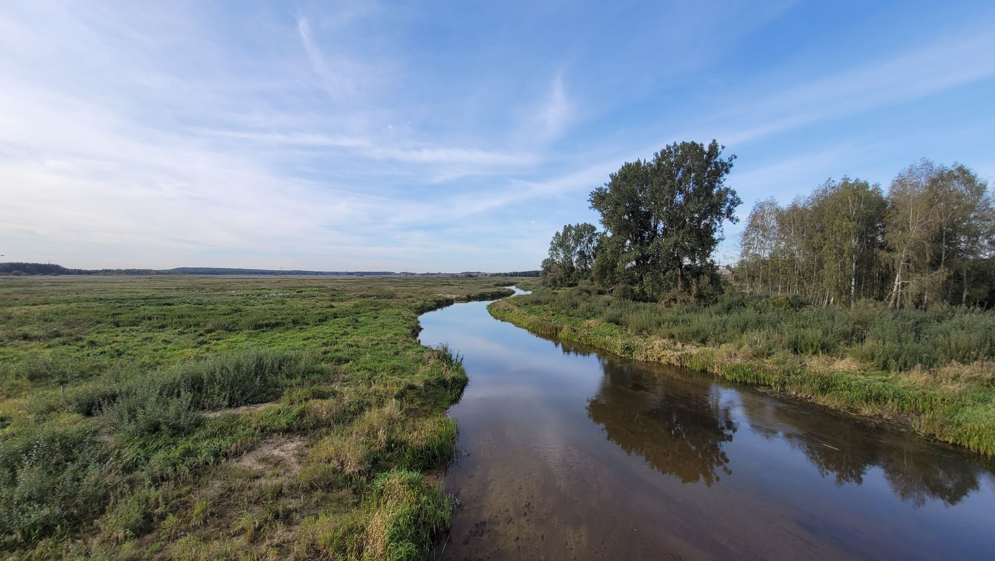 Szeroka dolina rzeki Narew, pomiędzy Łapami a Uhowem.