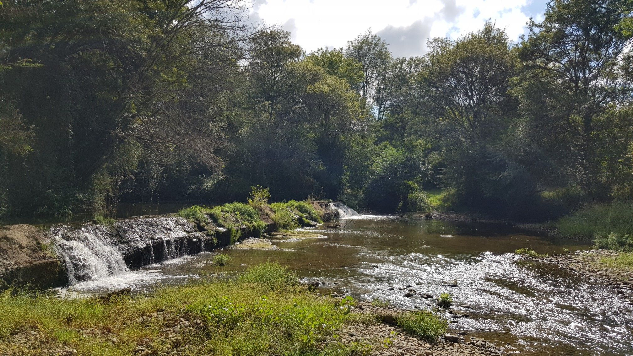 La digue de Pomps sur le Luy-de-Béarn.
