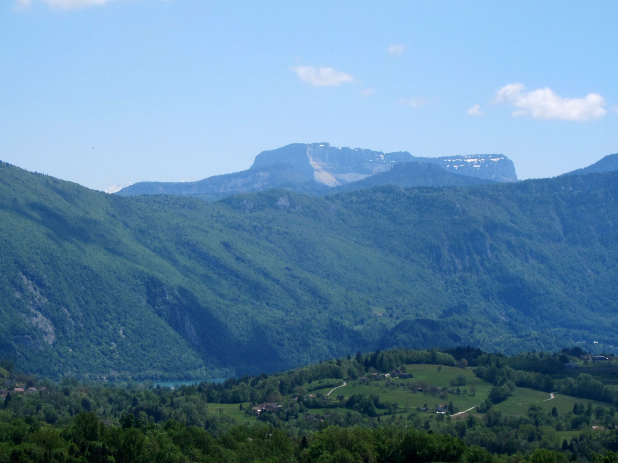 Der gefürchtete Mont Granier in der Chartreuse, links unten der Lac d'Aiguebelette