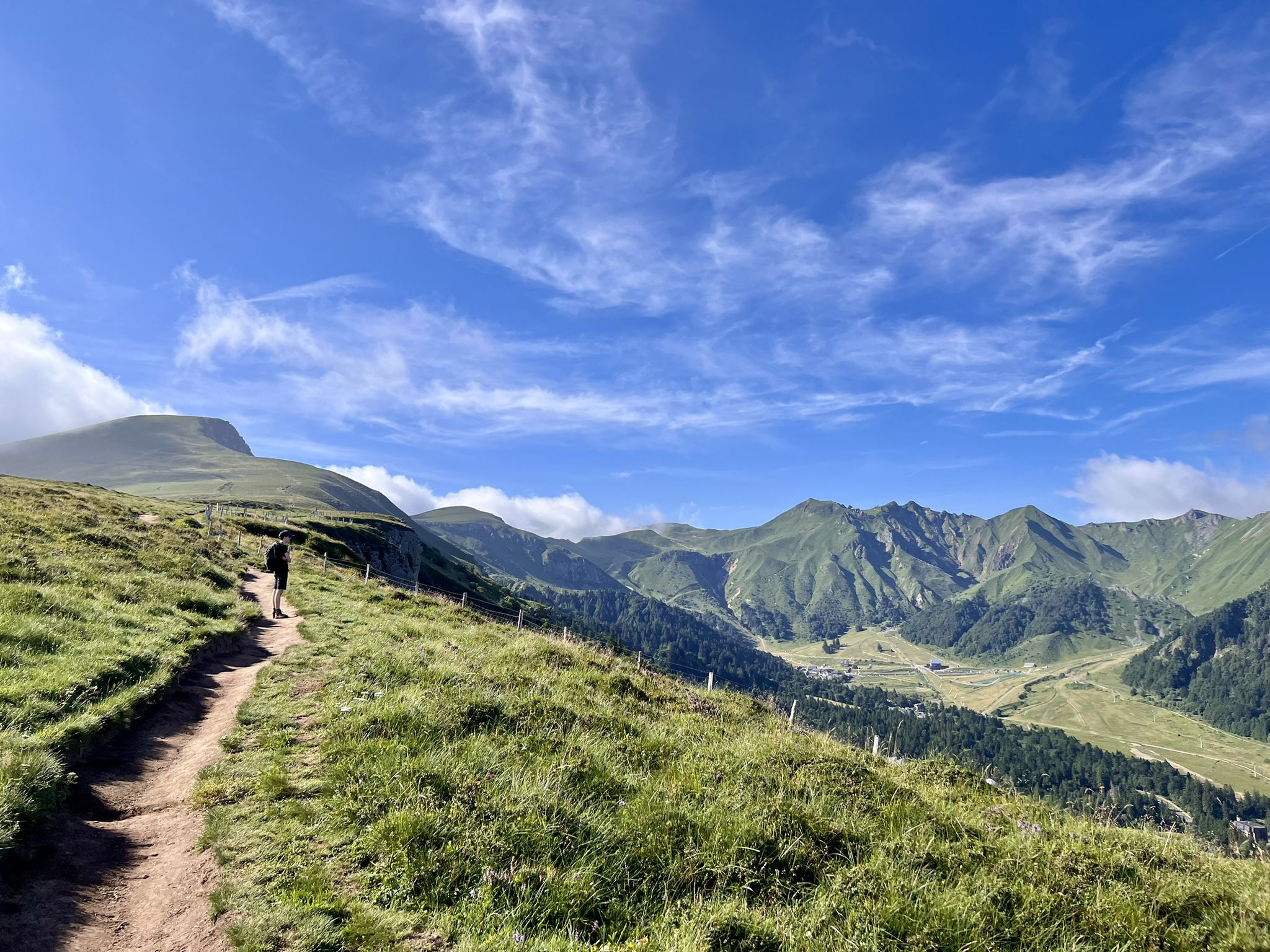 ‚Roc de Cuzeau‘ links, ‚Puy de Saucy‘ mittig