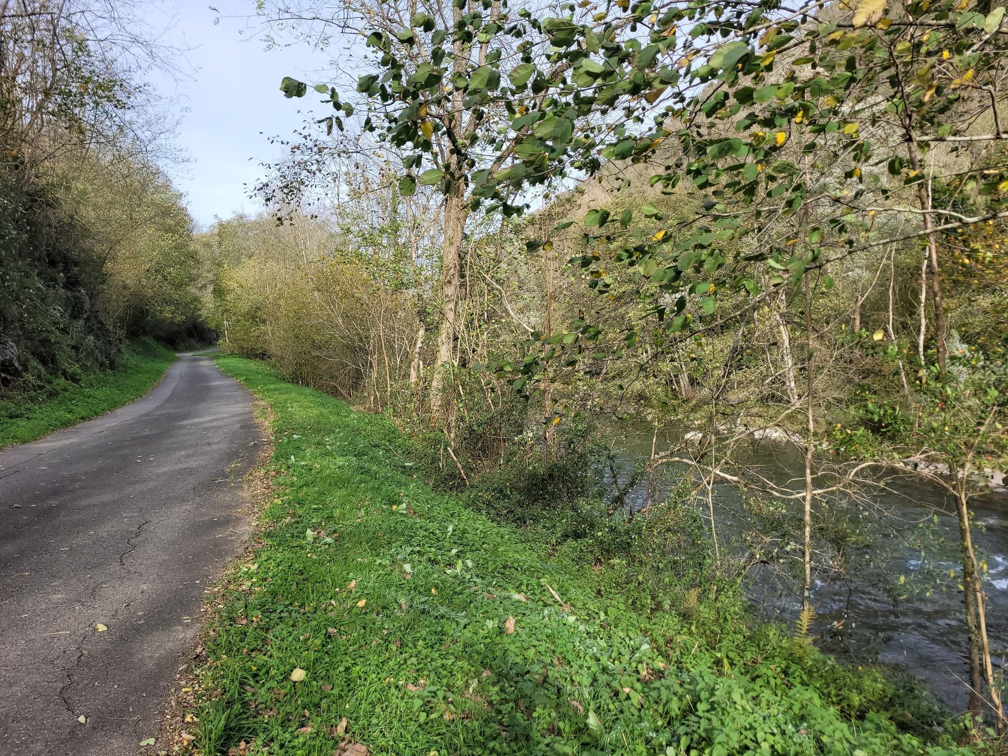 la route suit bien la rivière