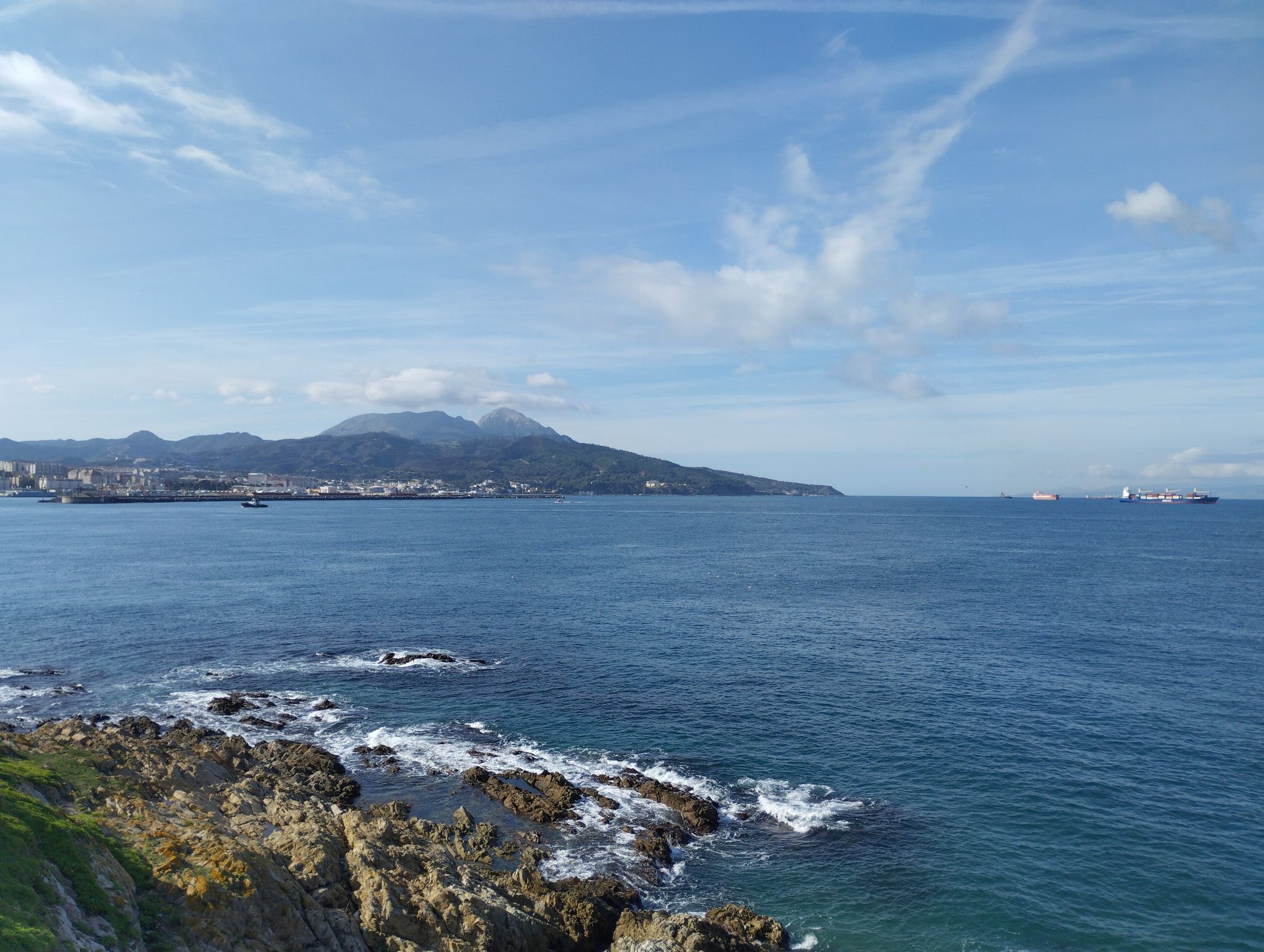 derrière le Maroc, détroit de Gibraltar