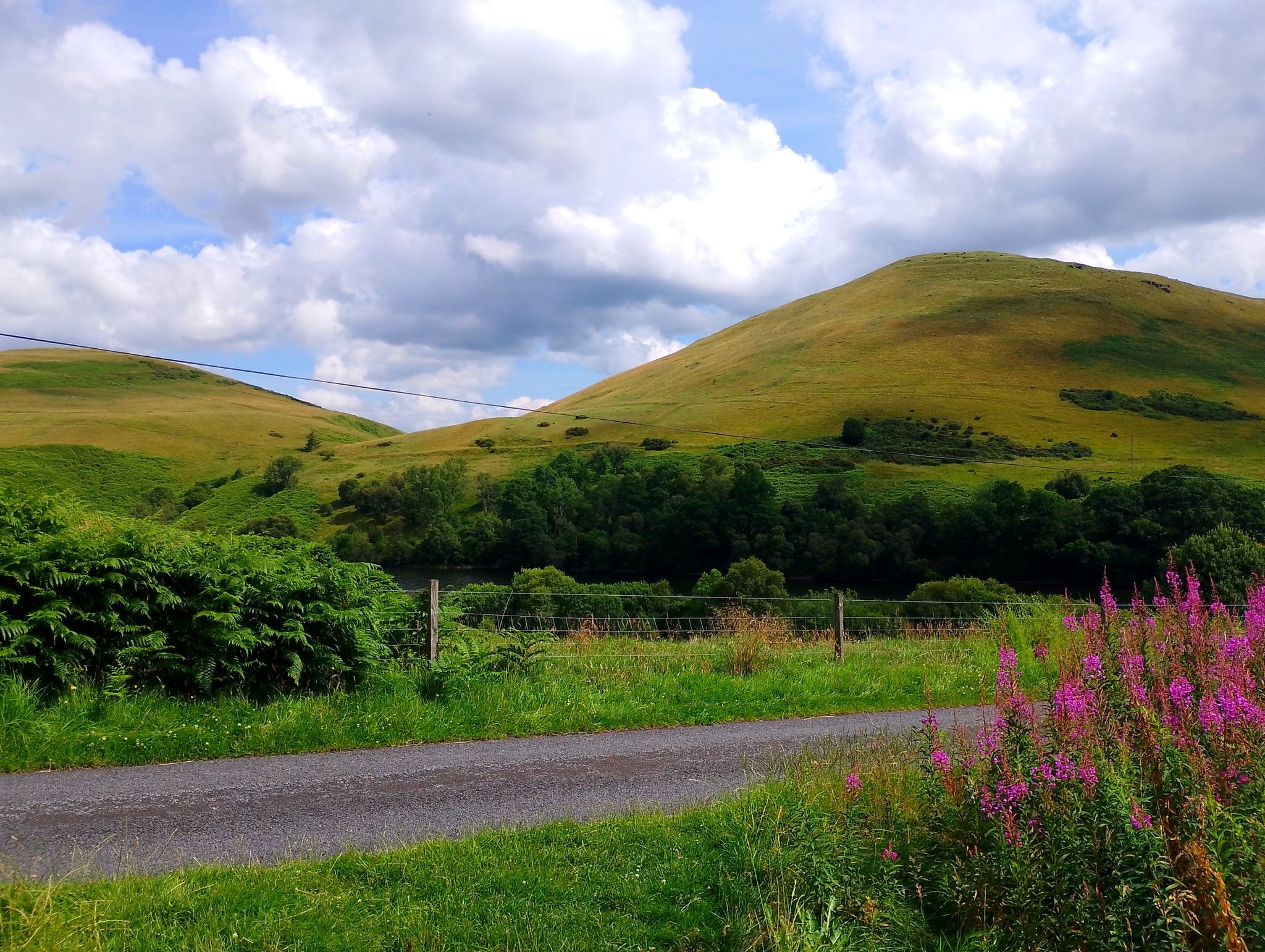 Views from the road heading to Glenquey Reservoir from Castlehill Reservoir.