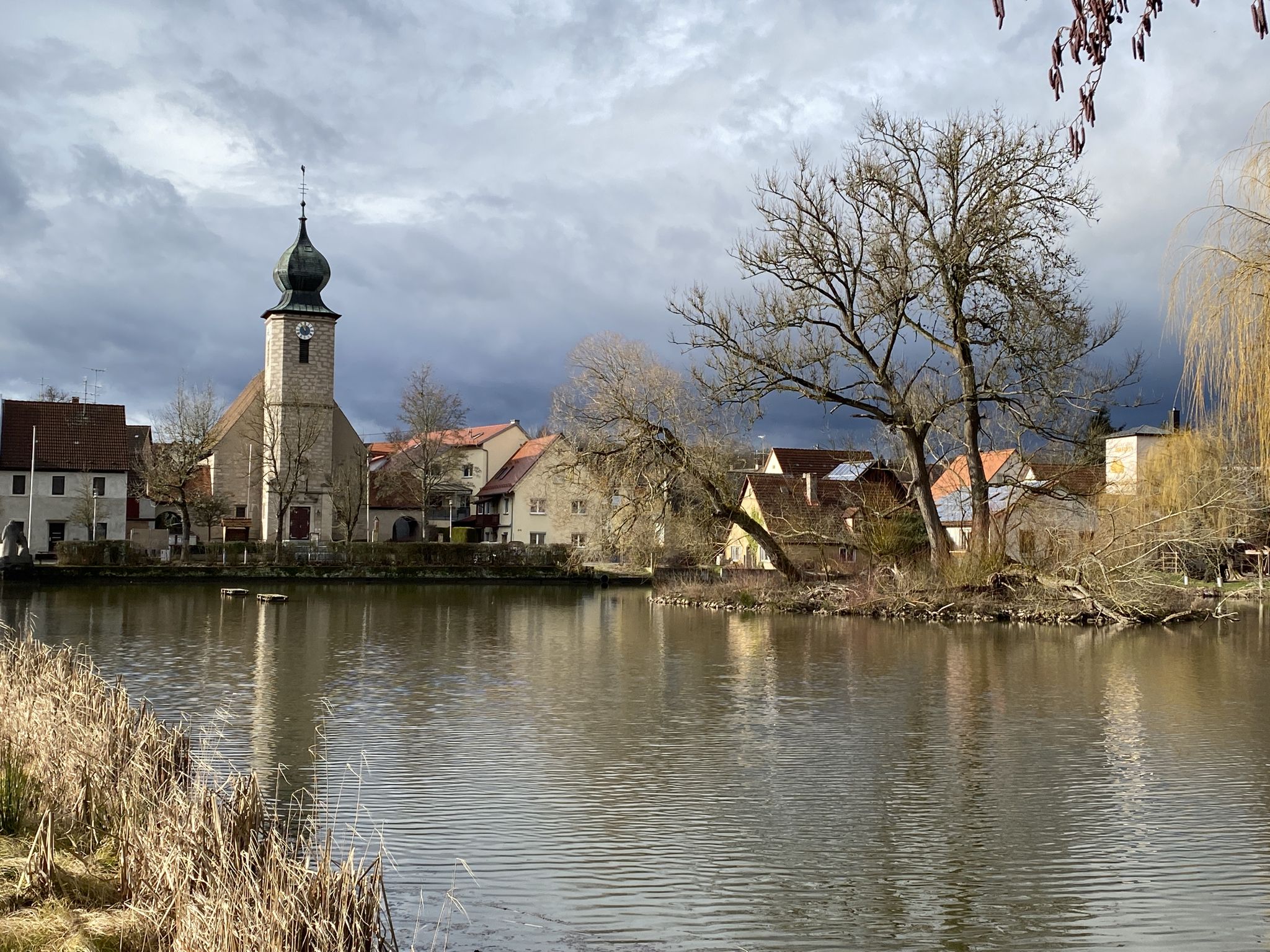 Dorfweiher mit Pfarrkirche St. Marien