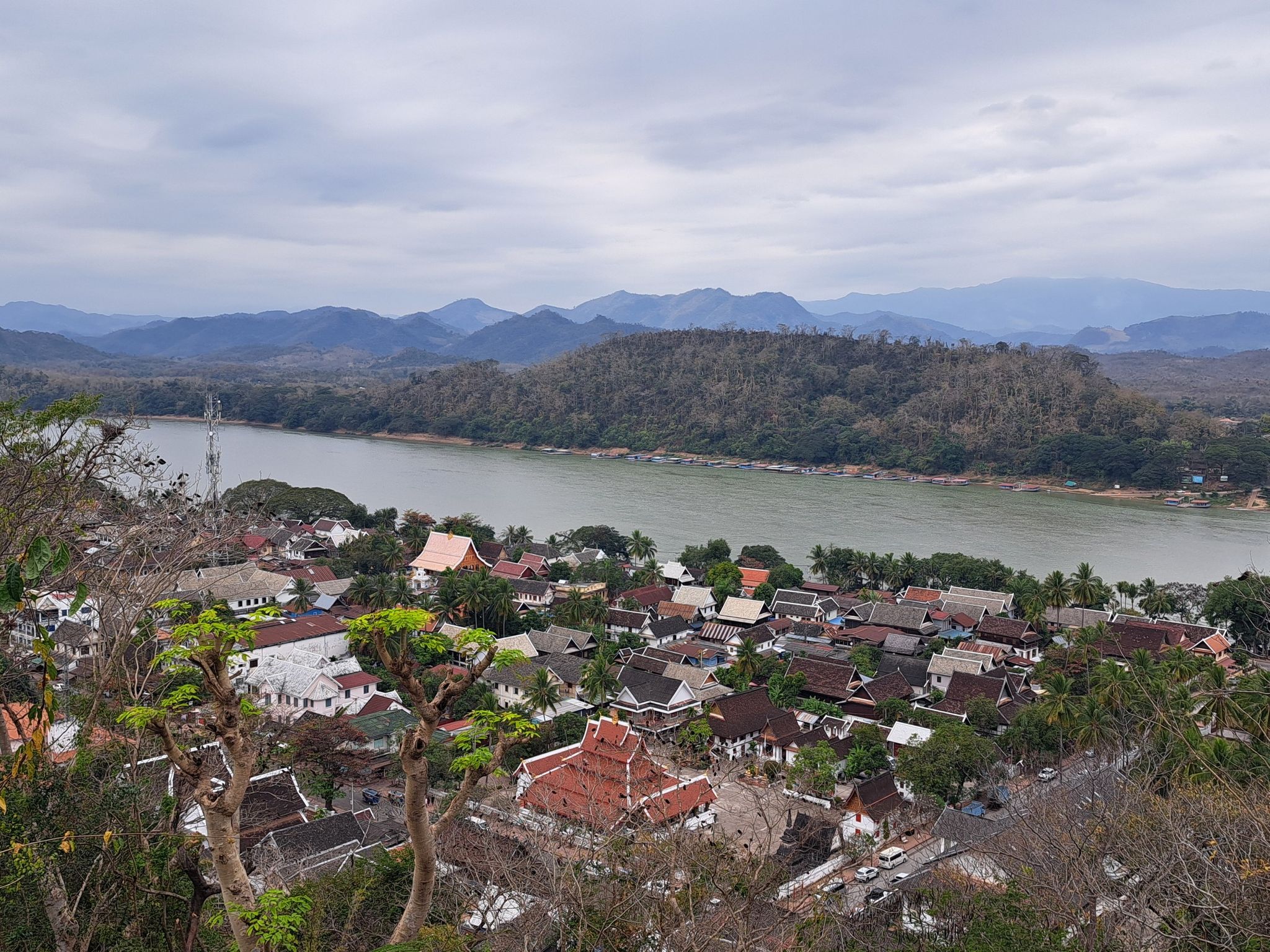Blick vom Mount Phou Si auf Luang Prabang und den Mekong