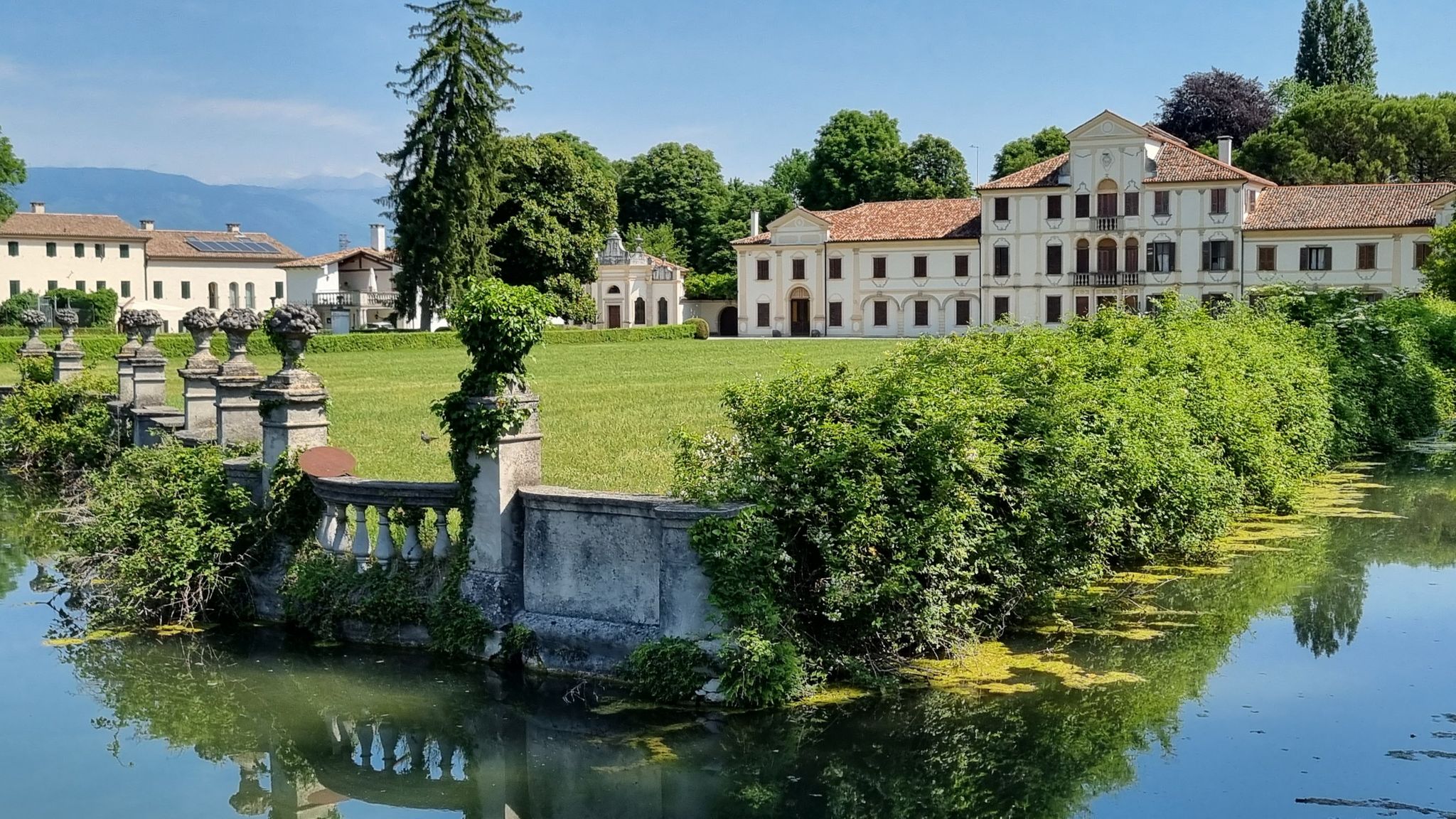 Gira attorno alla Villa la ricca Peschiera