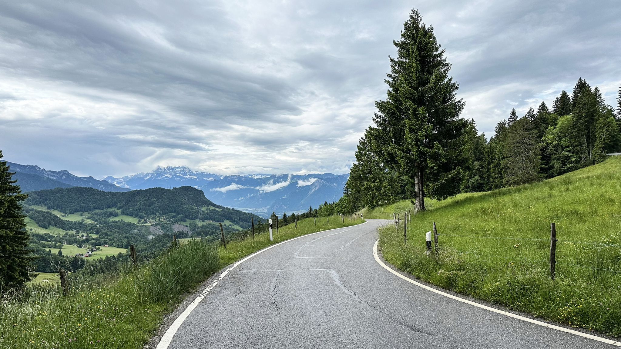 ...weiter der Strasse lang abwärts...