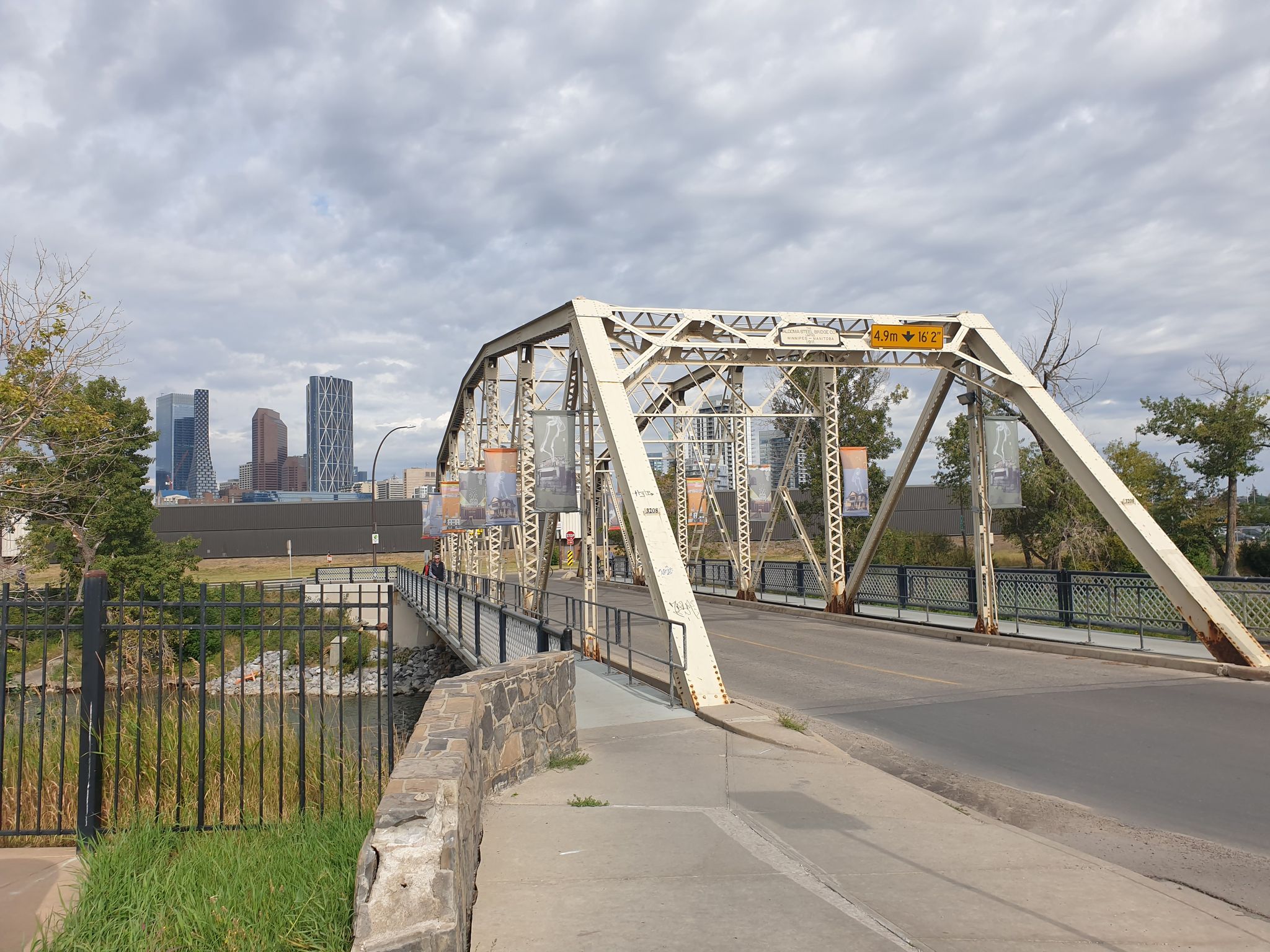 McDonald Bridge über den Elbow River.