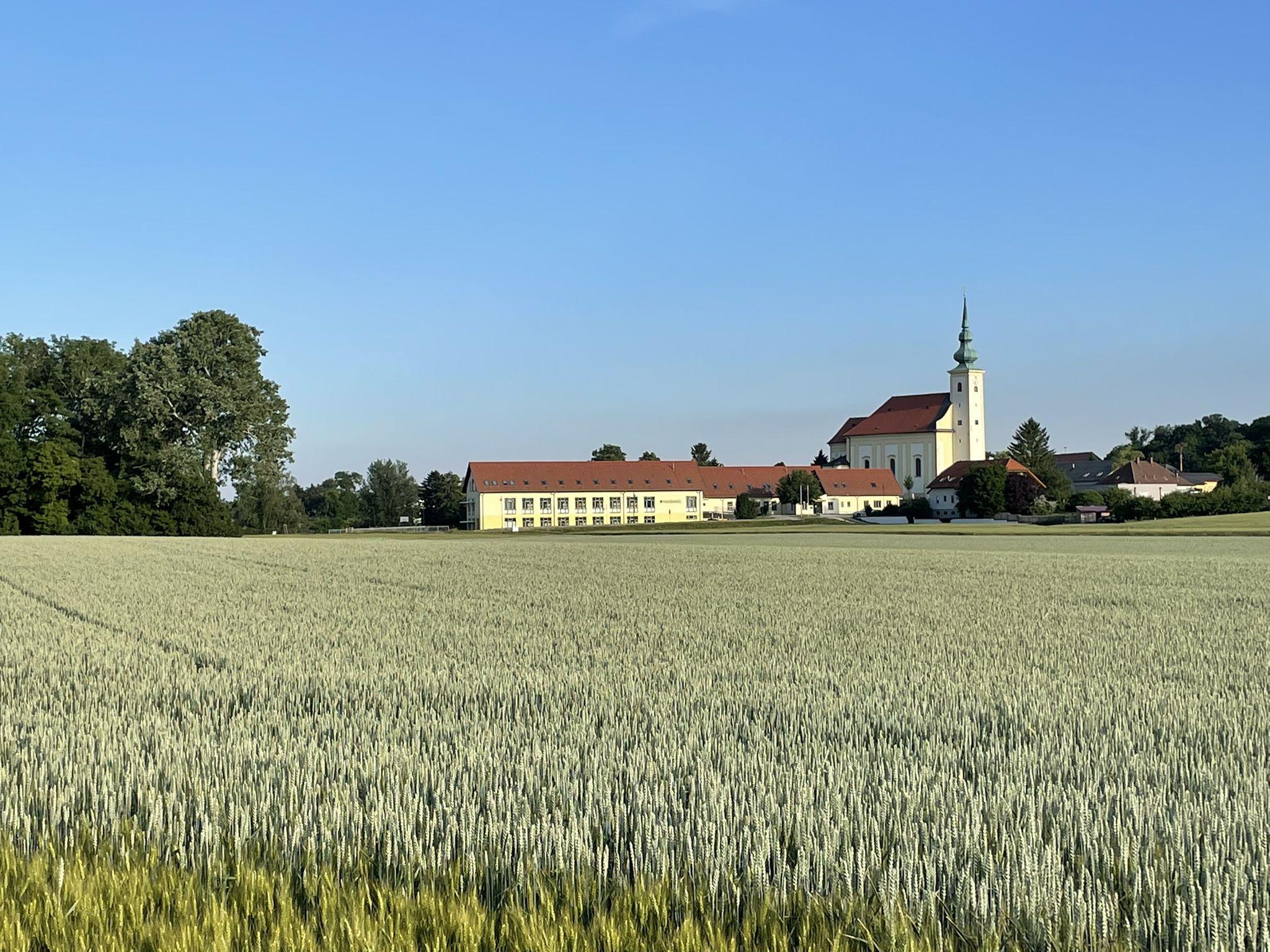 Kirche und Volksschule von Schönkirchen-Reyersdorf