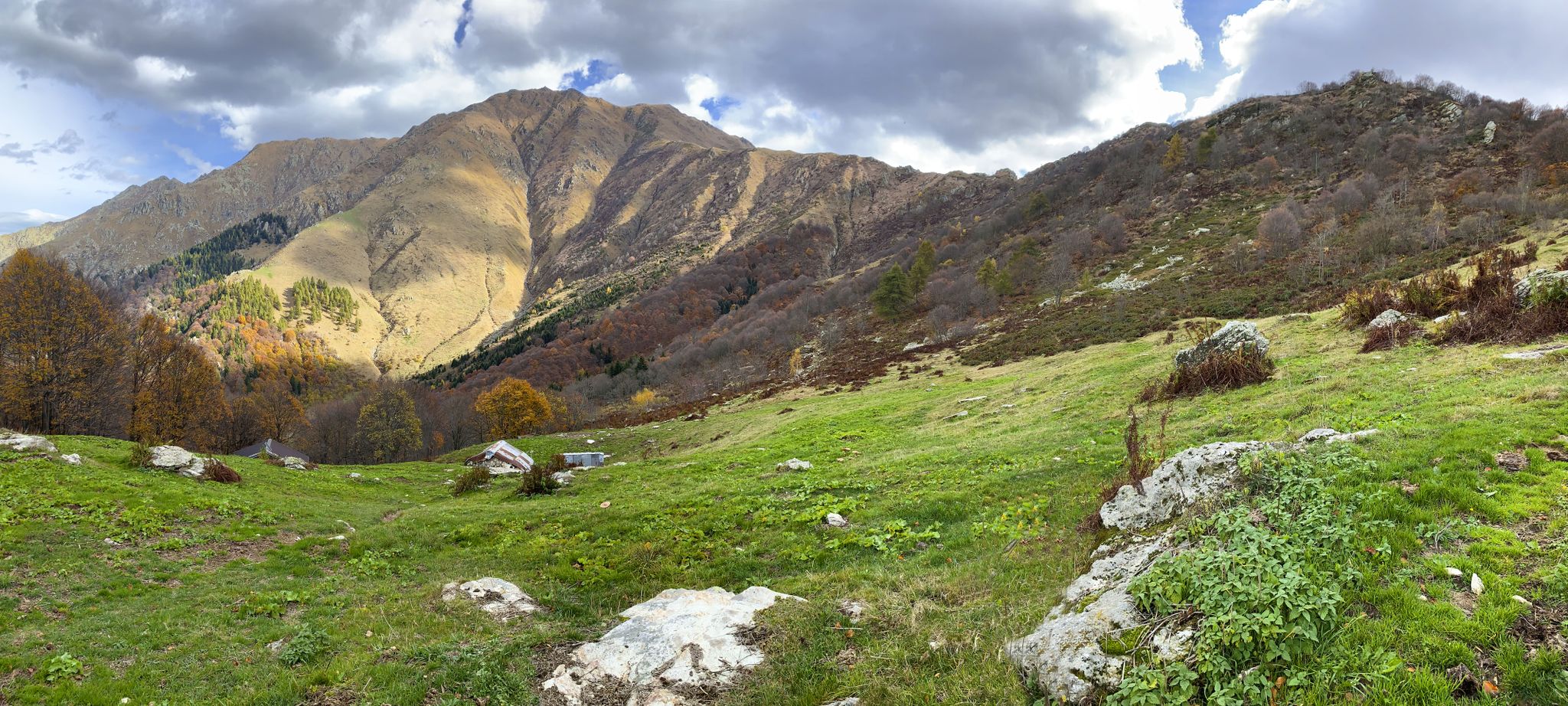 Al bivio ci teniamo bassi e godiamo di un ottimo panorama sulla Bisalta
