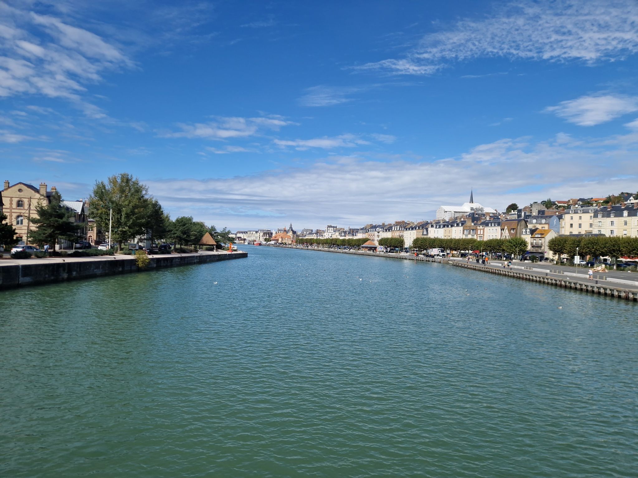 Wir gehen über die Brücke nach Trouville