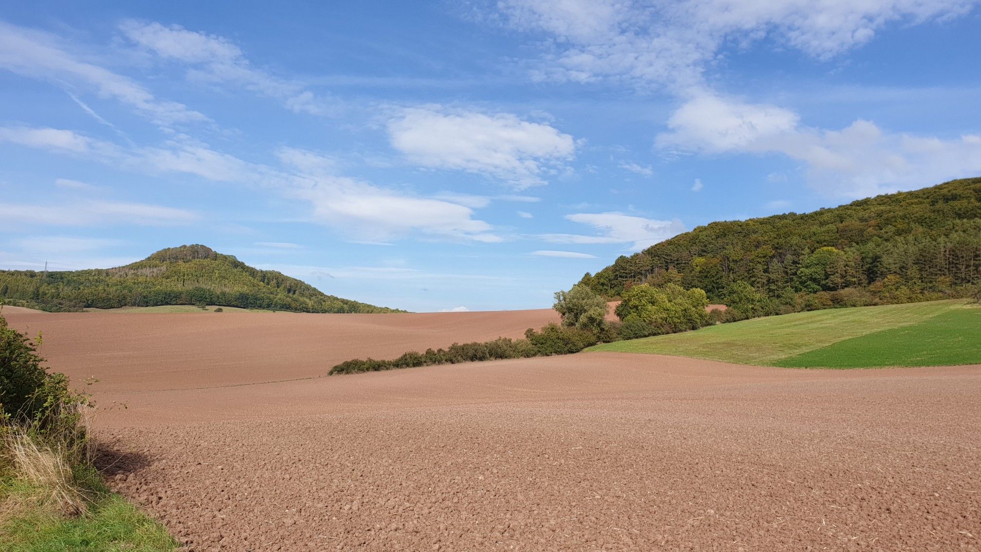 Bremke - Blick auf die "alten Gleichen" (links) + Eschenberg (rechts)