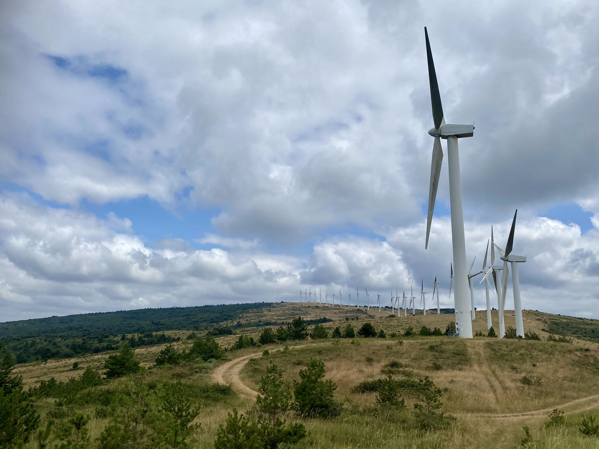 Die lange Reihe Windräder auf dem Kamm am Pic de Brau
